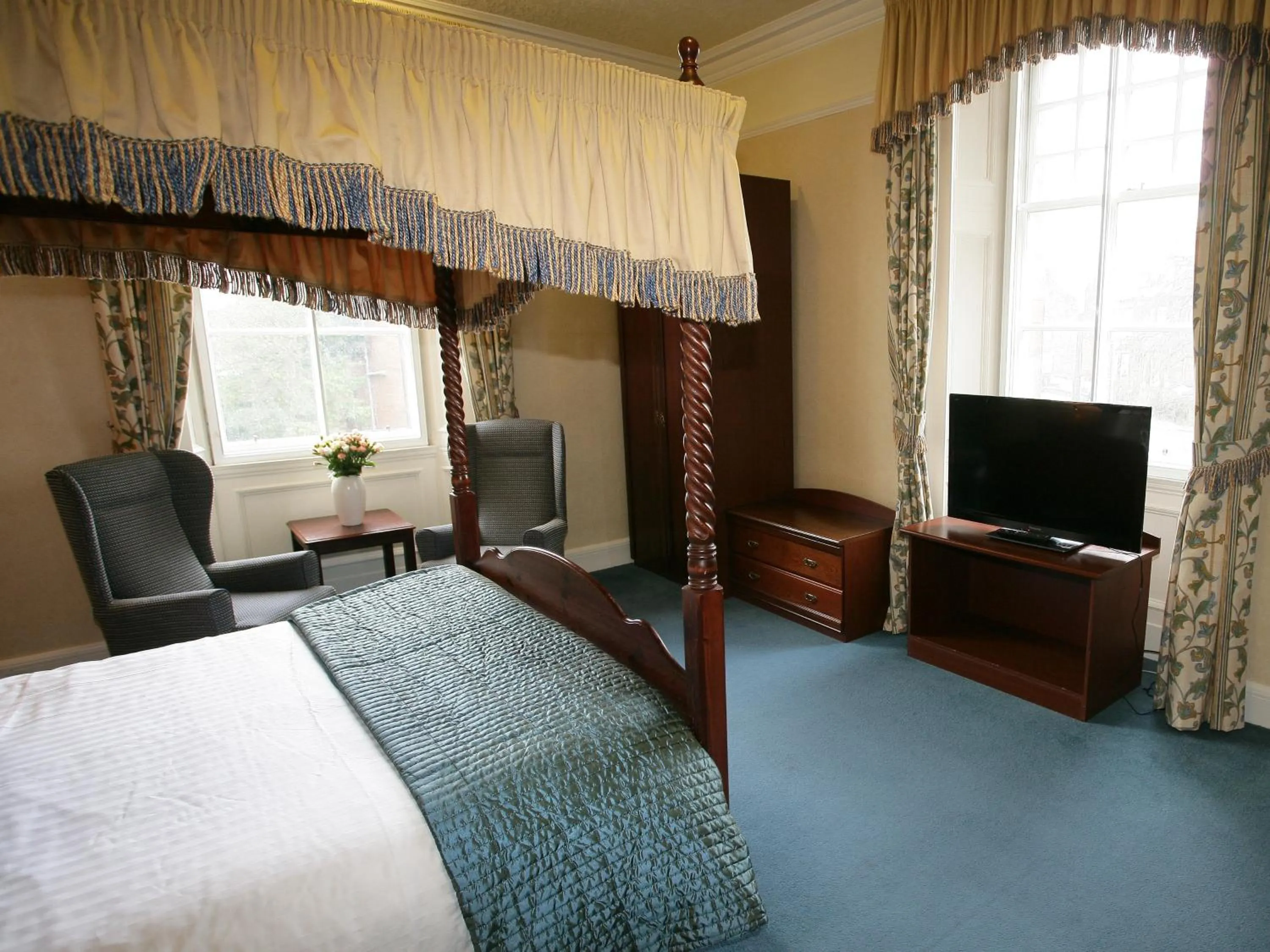 Bedroom, TV/Entertainment Center in Best Western Station Hotel