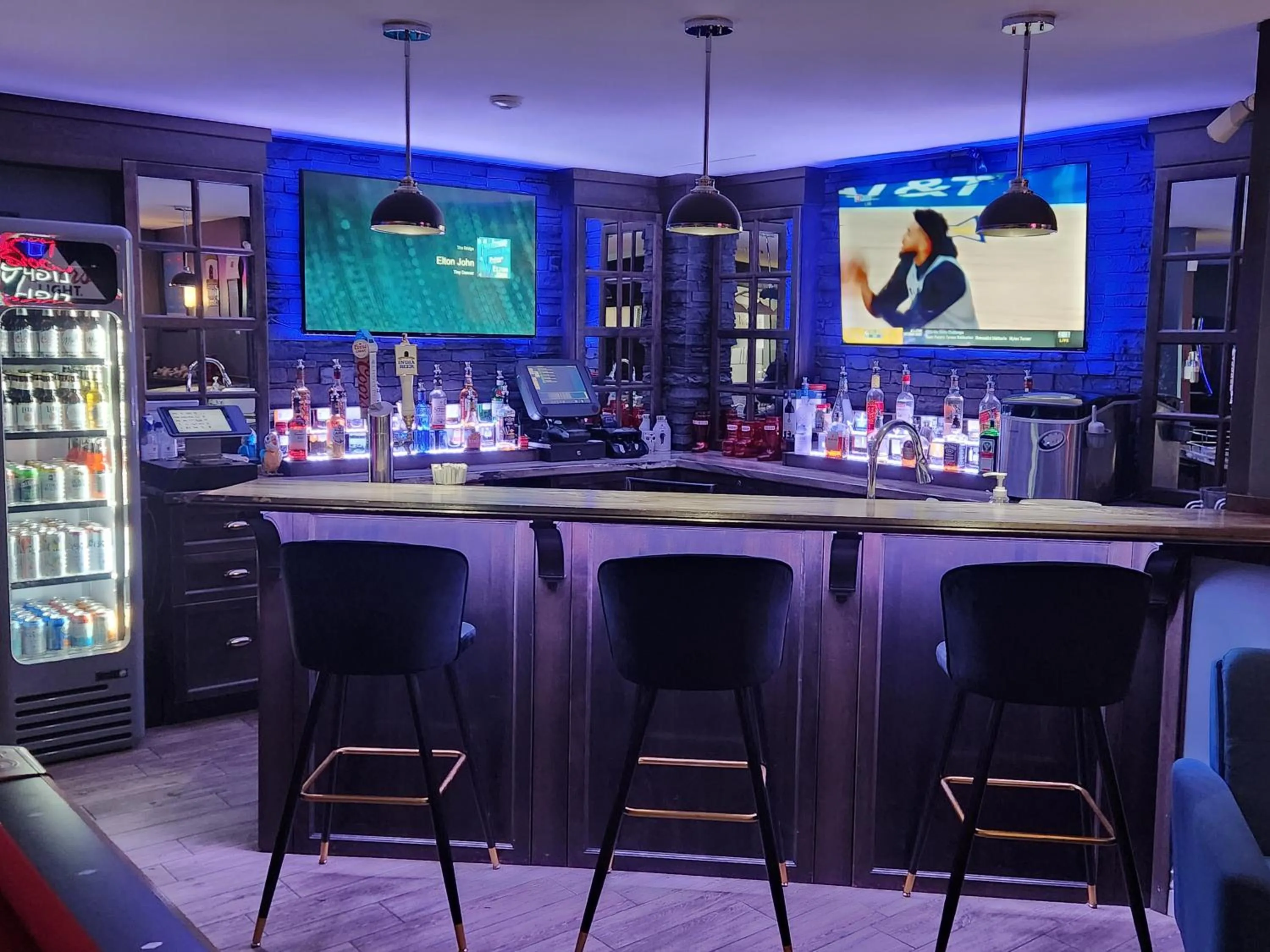 Lounge or bar in Newfound Inn & Suites