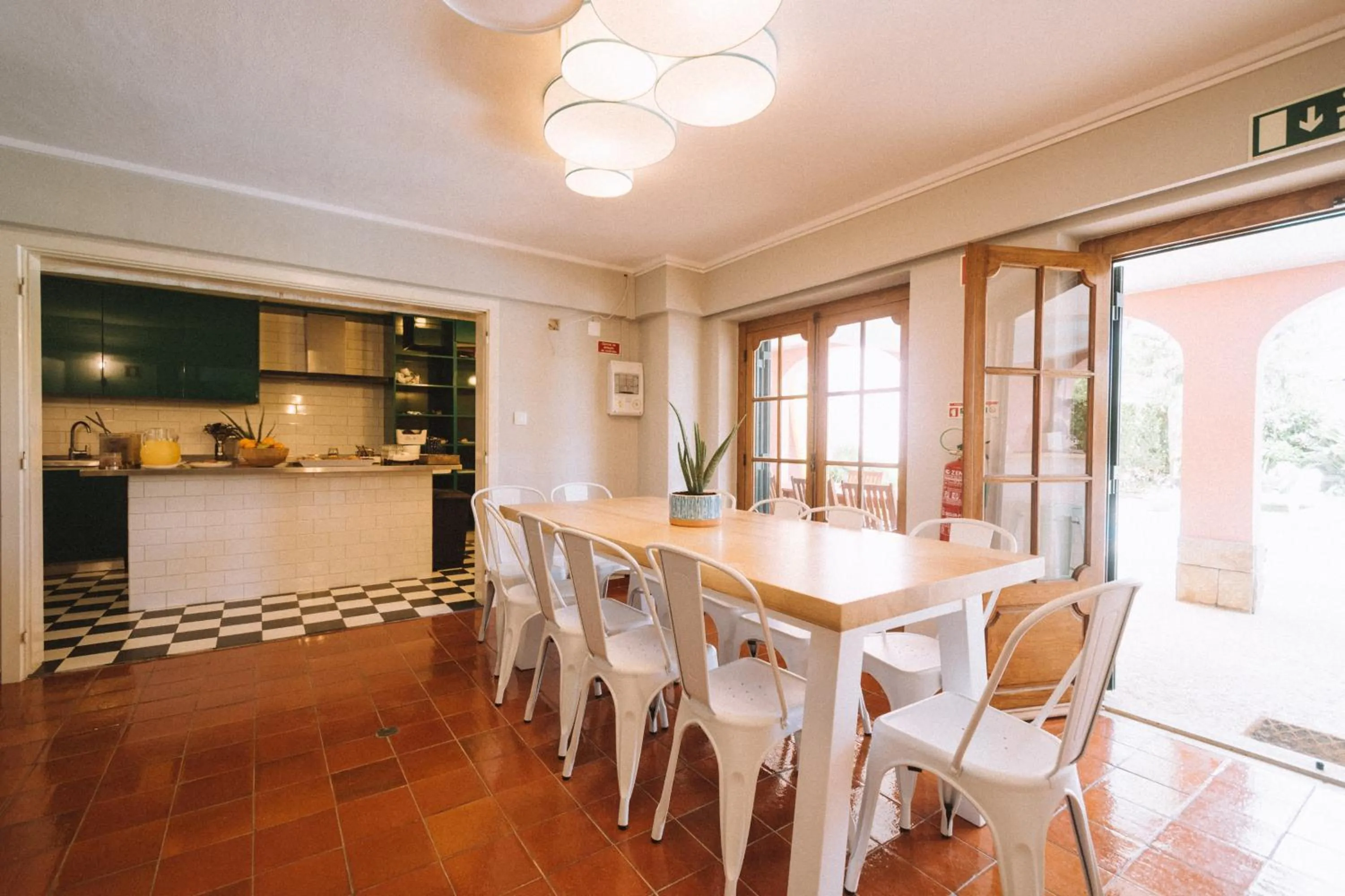 Communal lounge/ TV room in Nice Way Cascais Hostel & Surf Camp