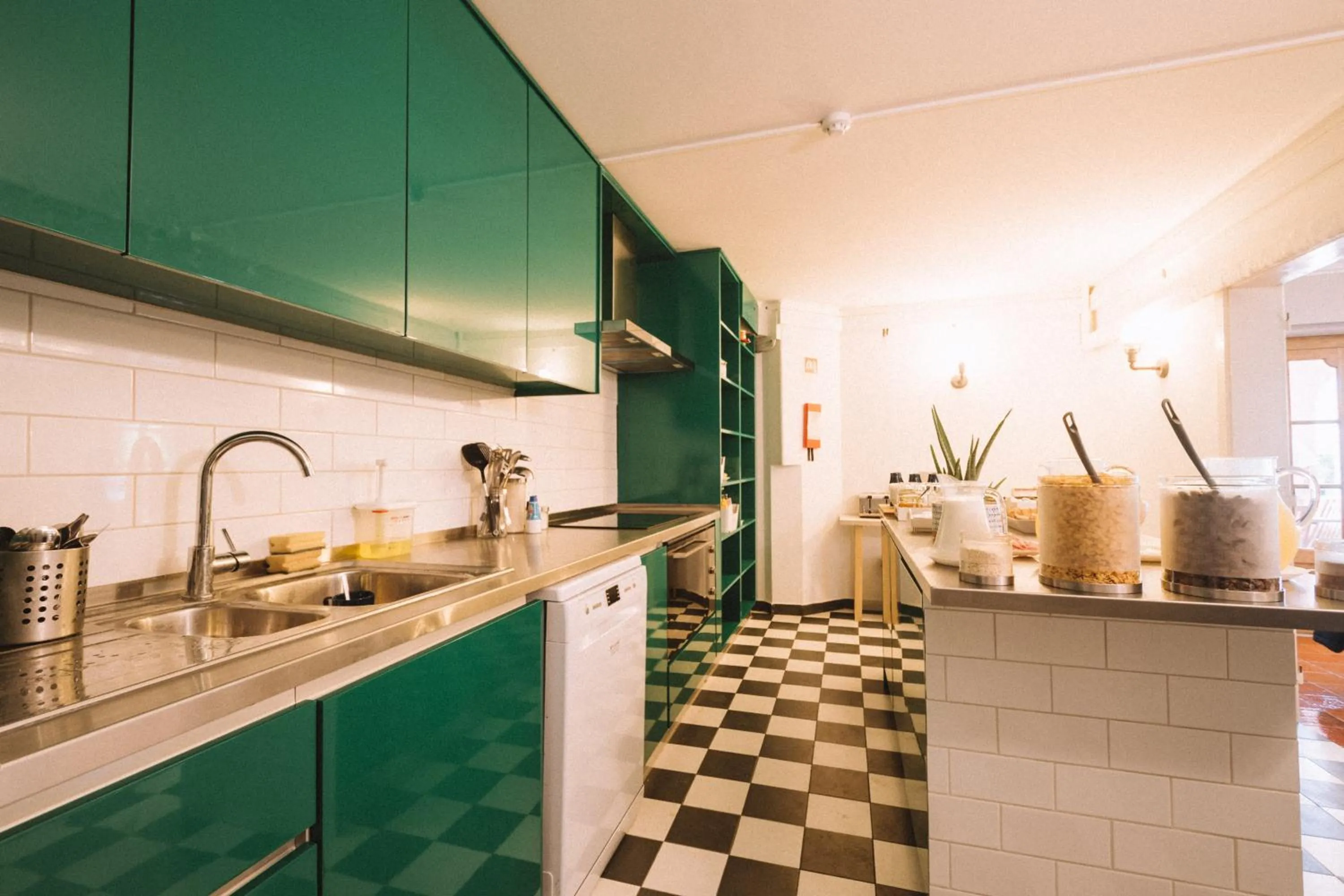 Communal kitchen in Nice Way Cascais Hostel & Surf Camp