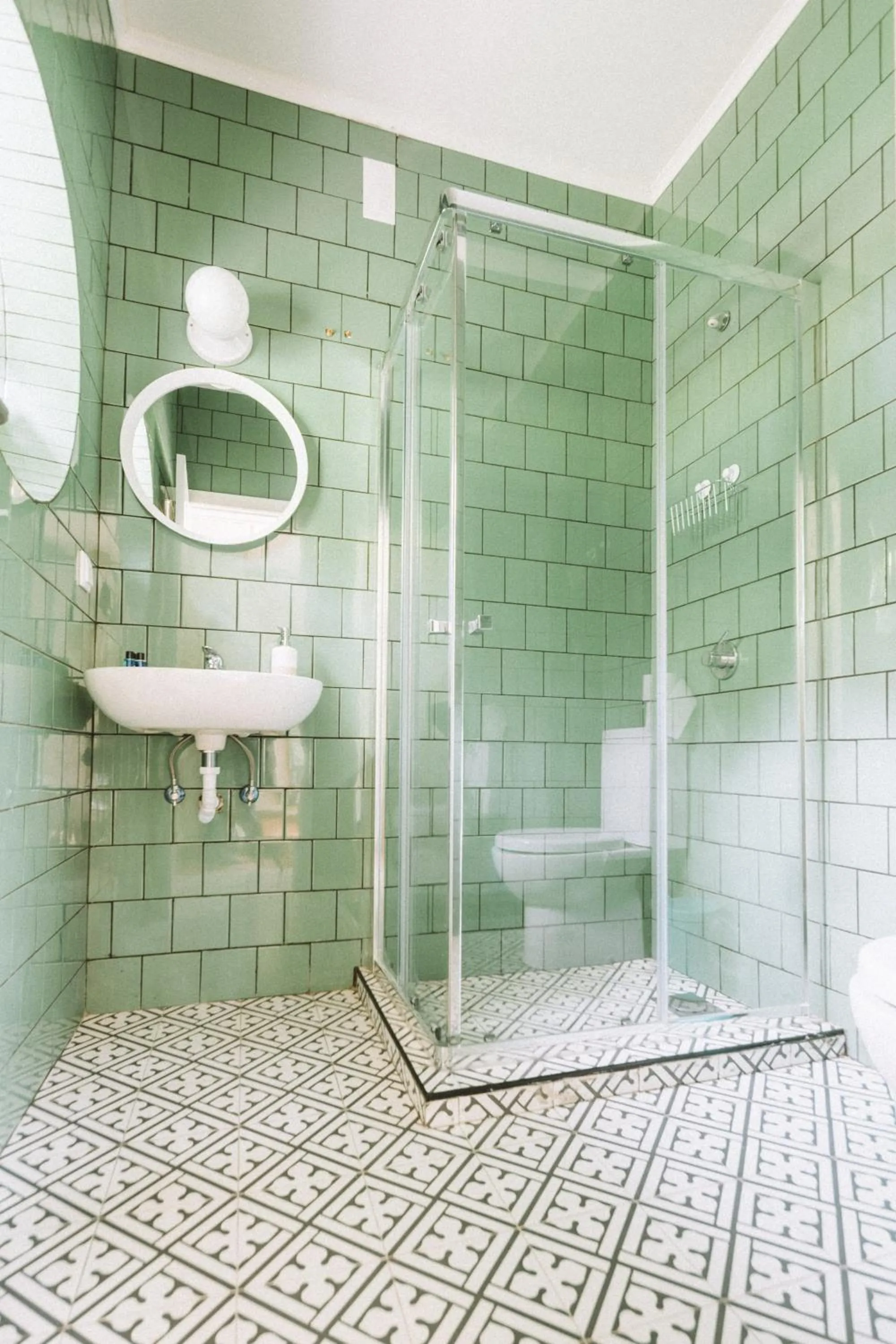 Shower in Nice Way Cascais Hostel & Surf Camp