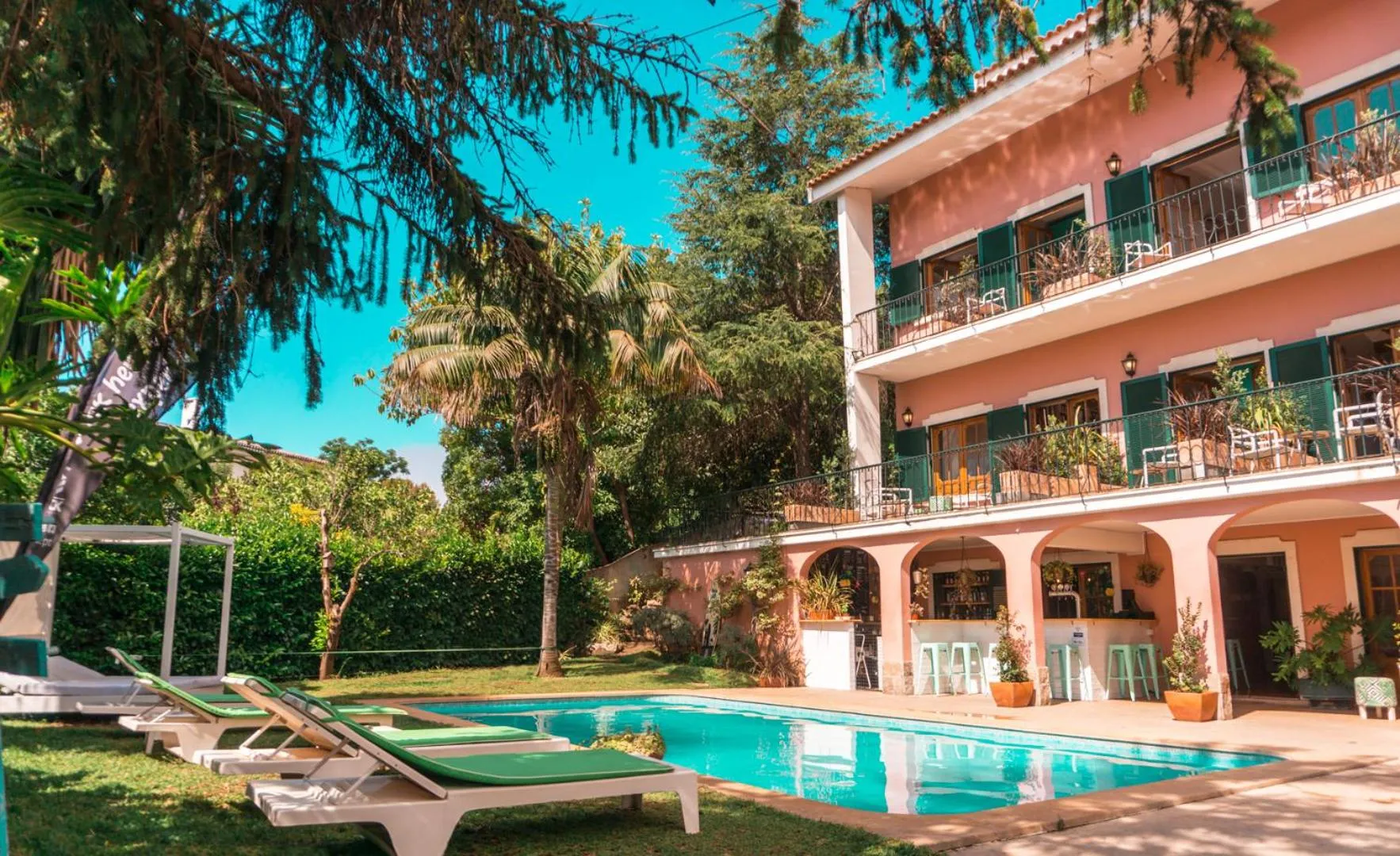 Property building in Nice Way Cascais Hostel & Surf Camp