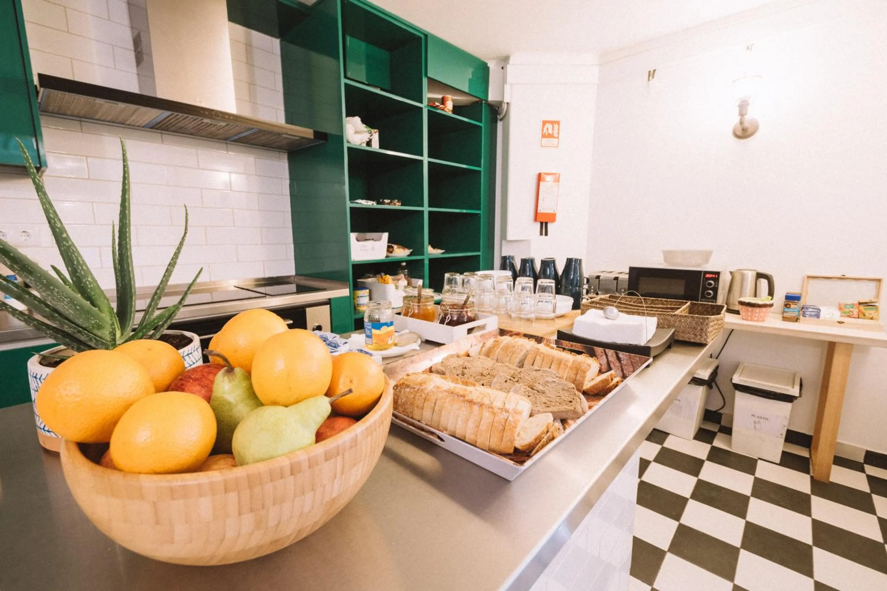 Buffet breakfast in Nice Way Cascais Hostel & Surf Camp