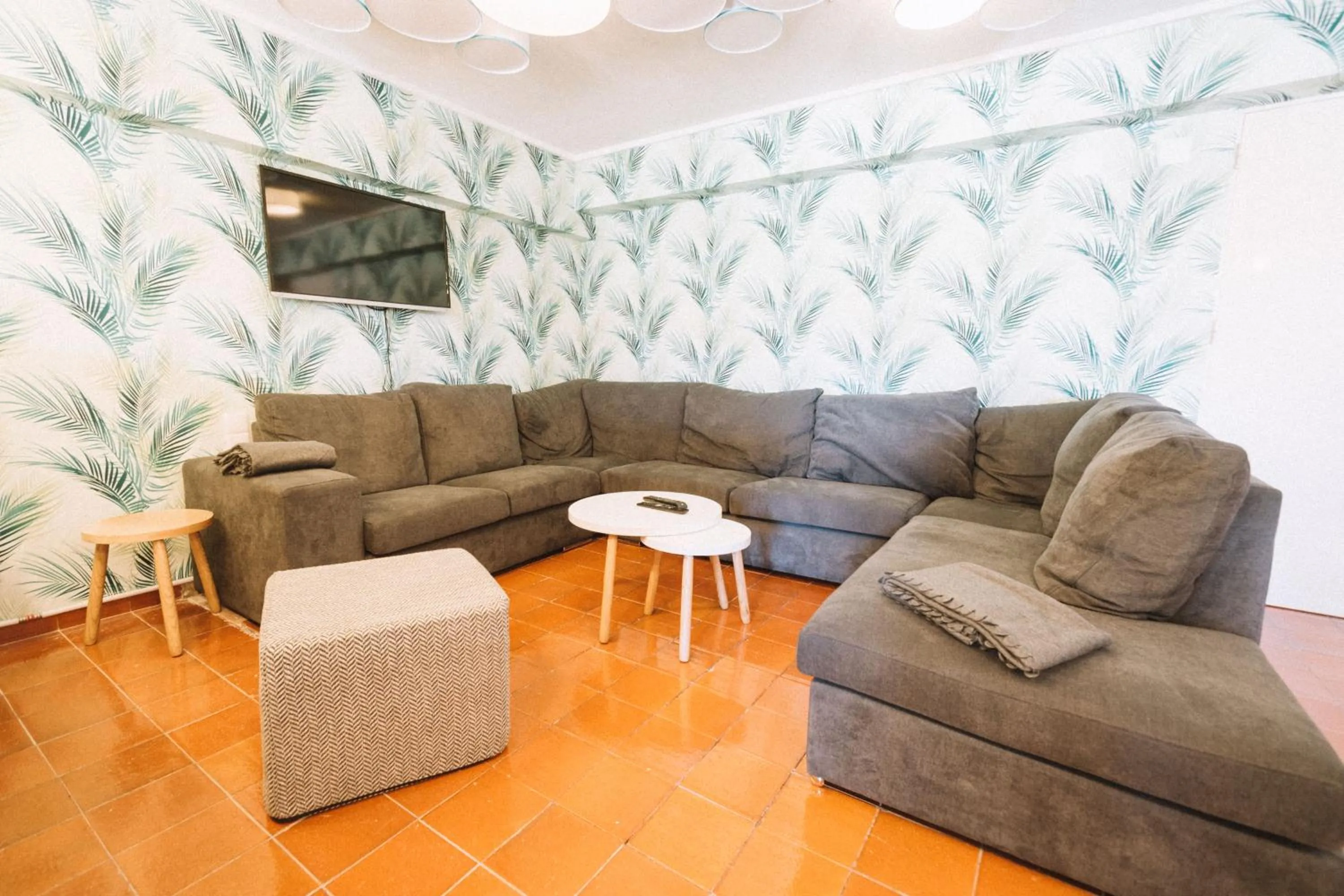 Communal lounge/ TV room in Nice Way Cascais Hostel & Surf Camp