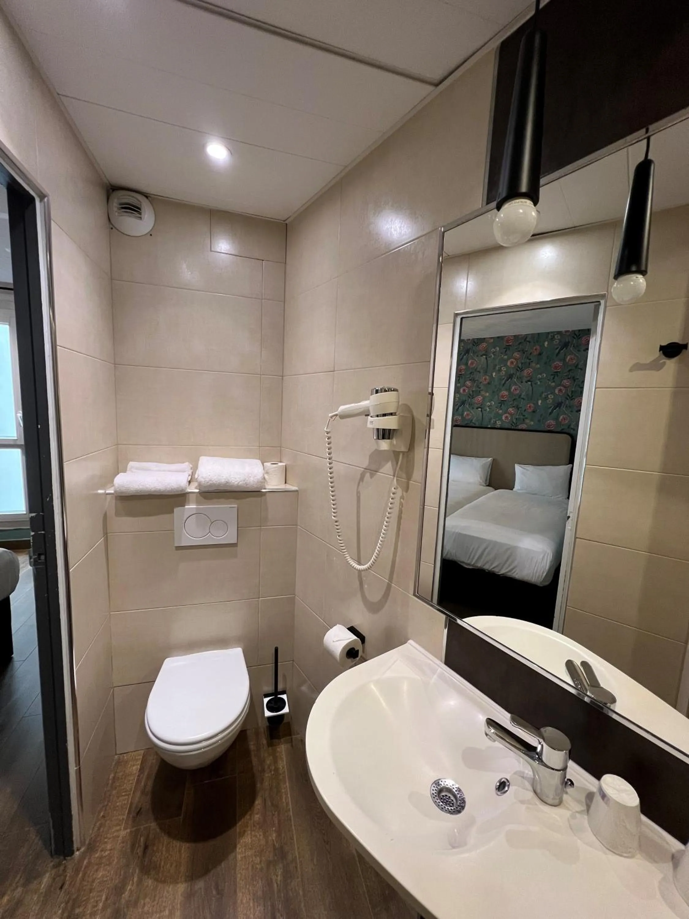 Bathroom in Vintage Paris Gare du Nord