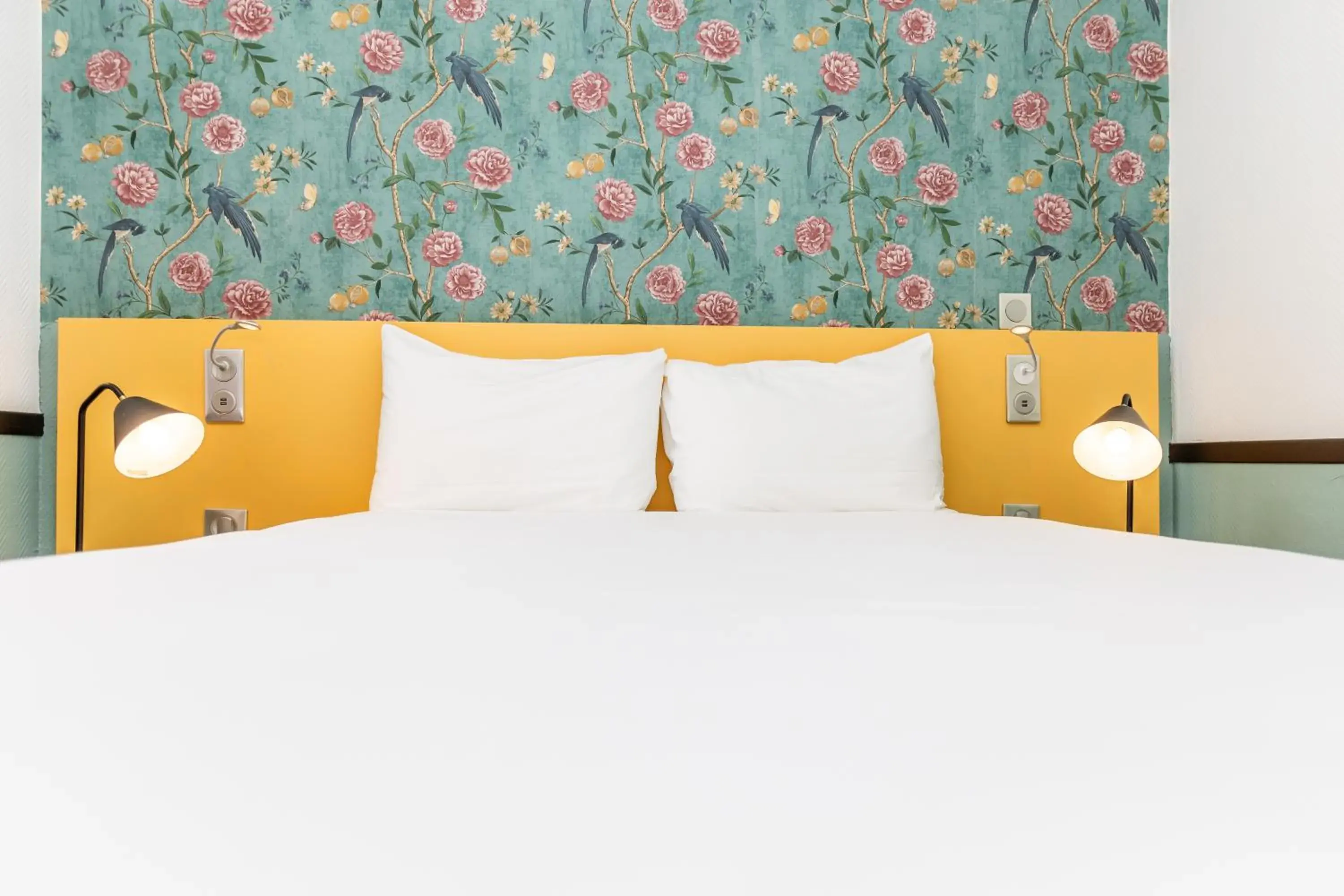 Bed in Vintage Paris Gare du Nord Bed in Vintage Paris Gare du Nord