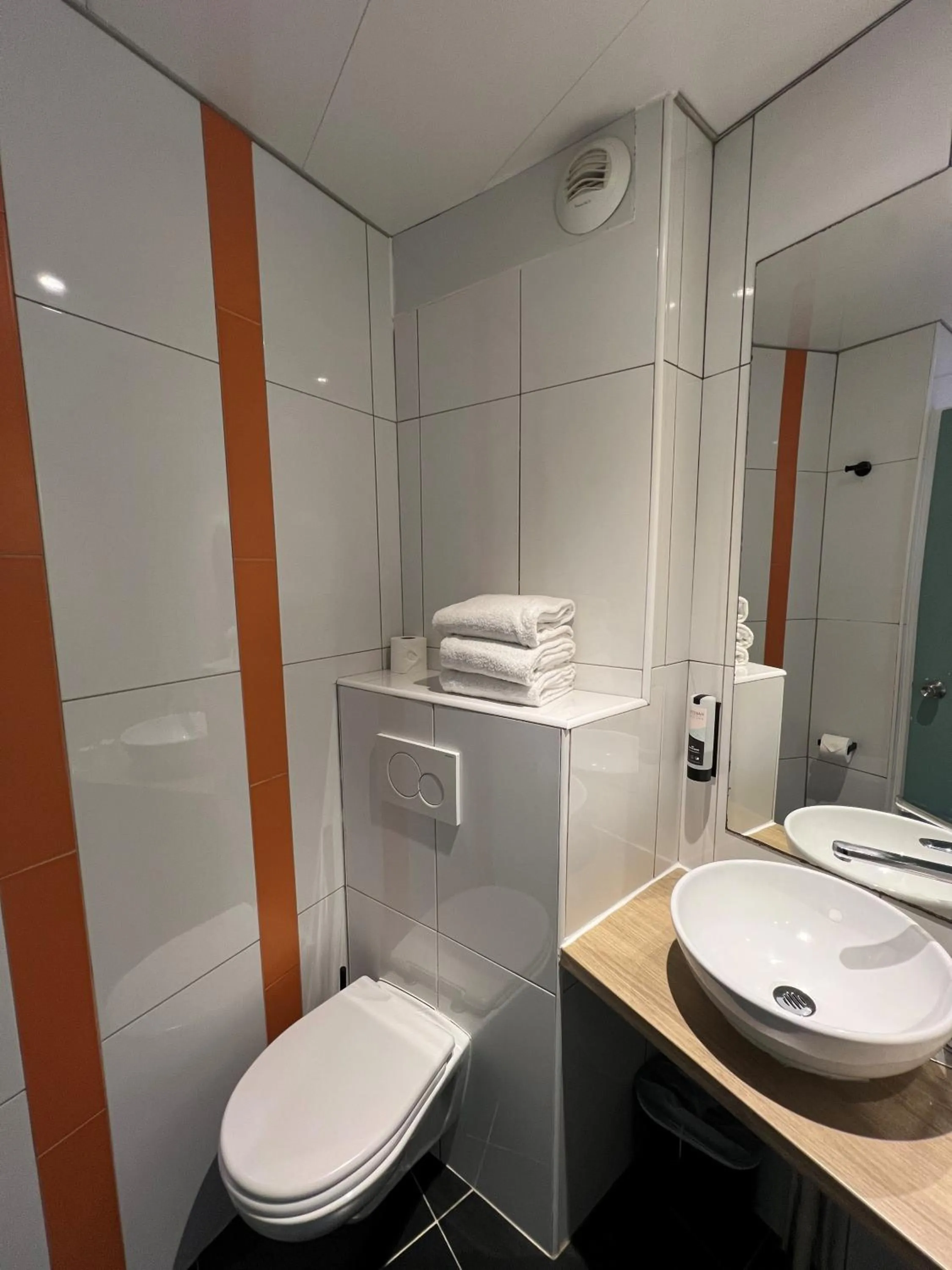 Bathroom in Vintage Paris Gare du Nord