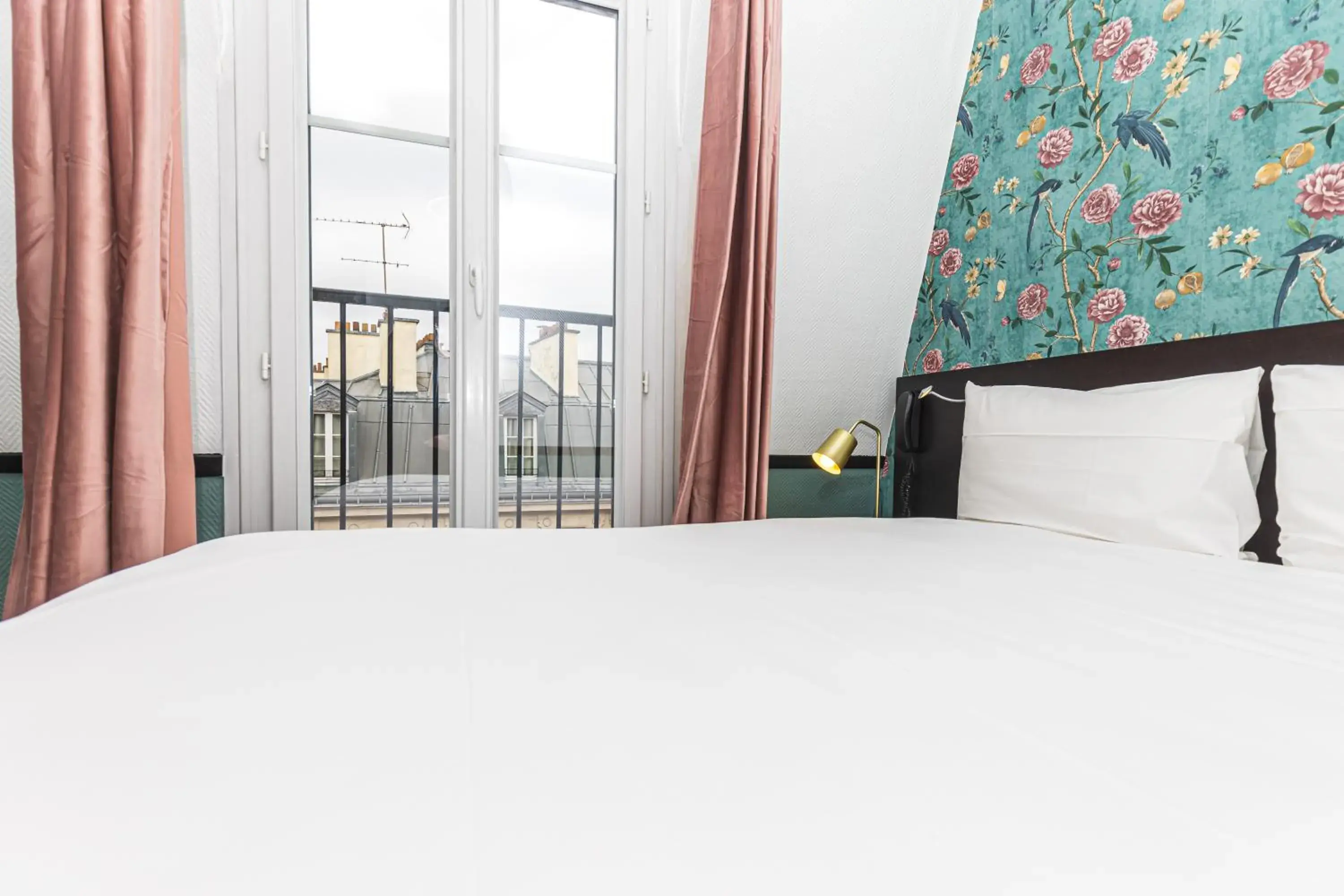 Bed in Vintage Paris Gare du Nord Bed in Vintage Paris Gare du Nord