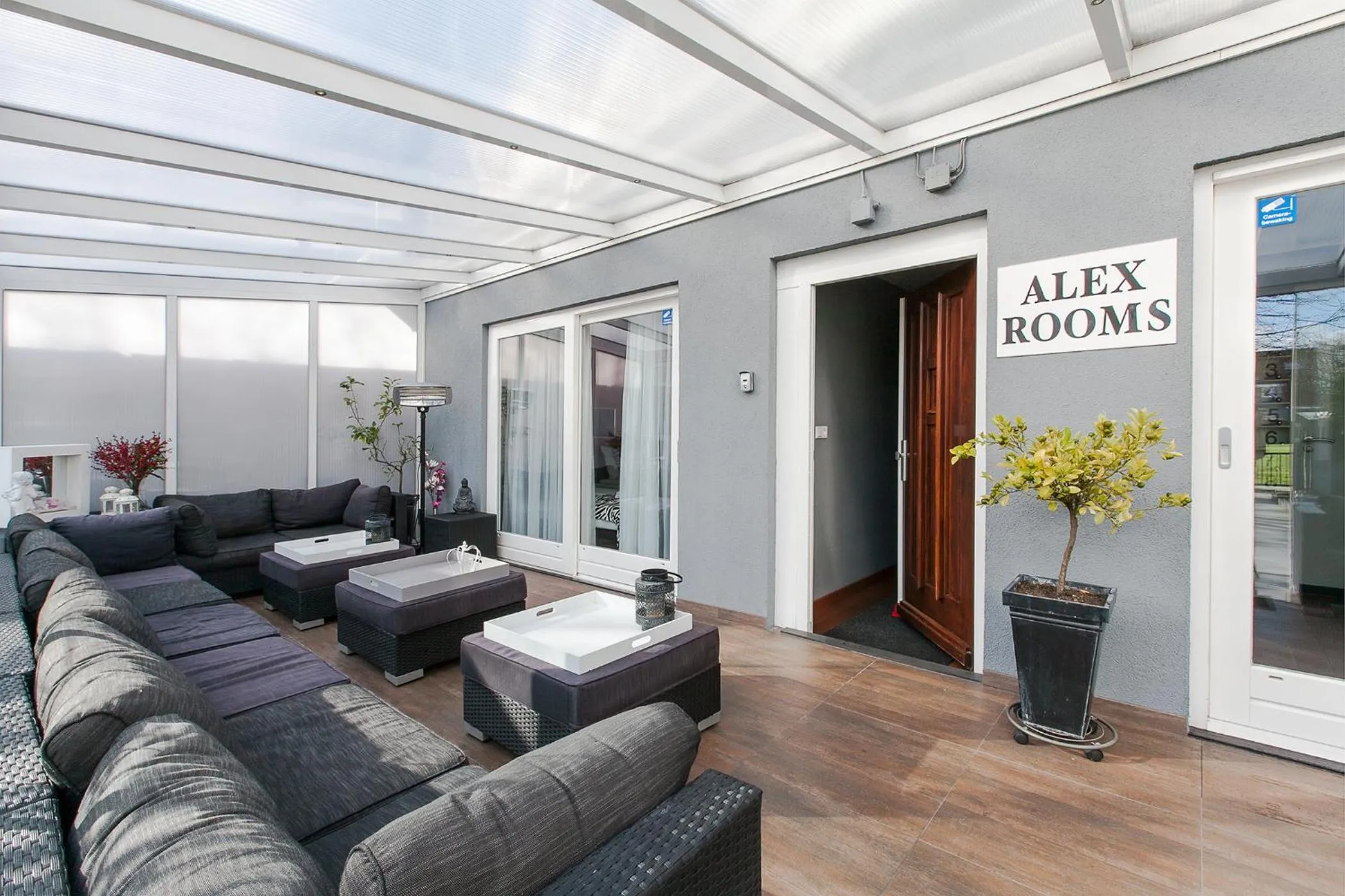 Communal lounge/ TV room in Alex Rooms