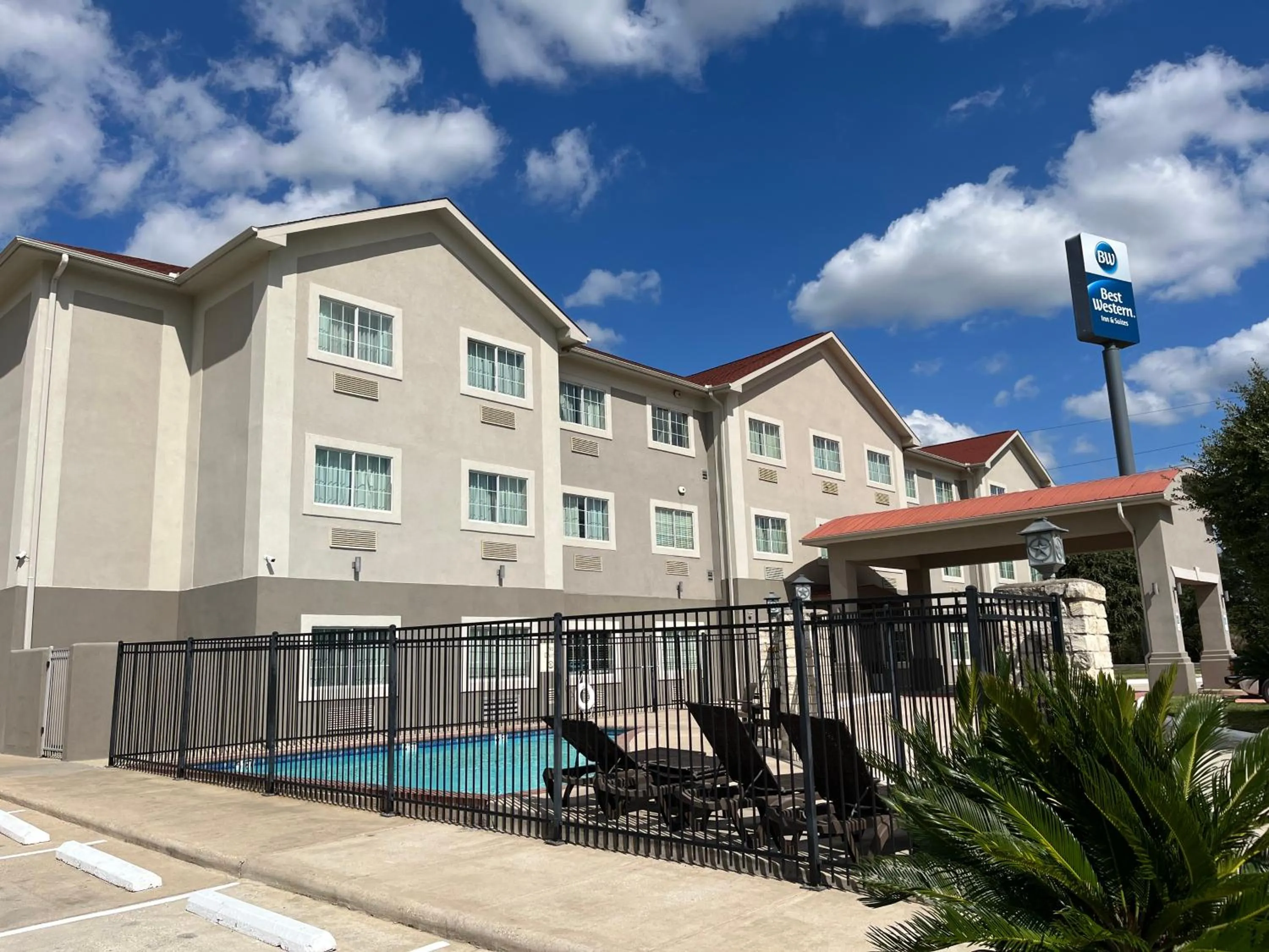 Property building in Best Western Cleveland Inn & Suites