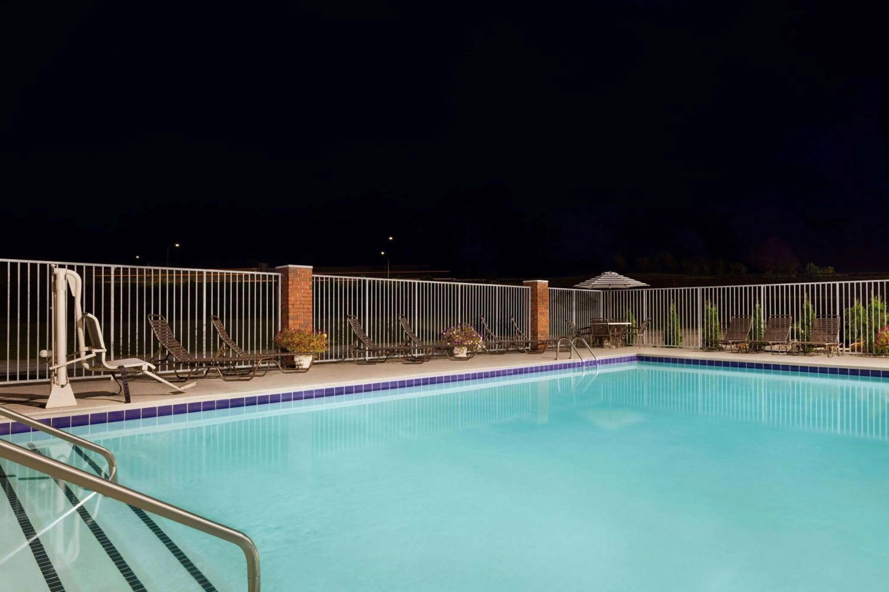 Swimming pool in Days Inn by Wyndham Kuttawa/Eddyville