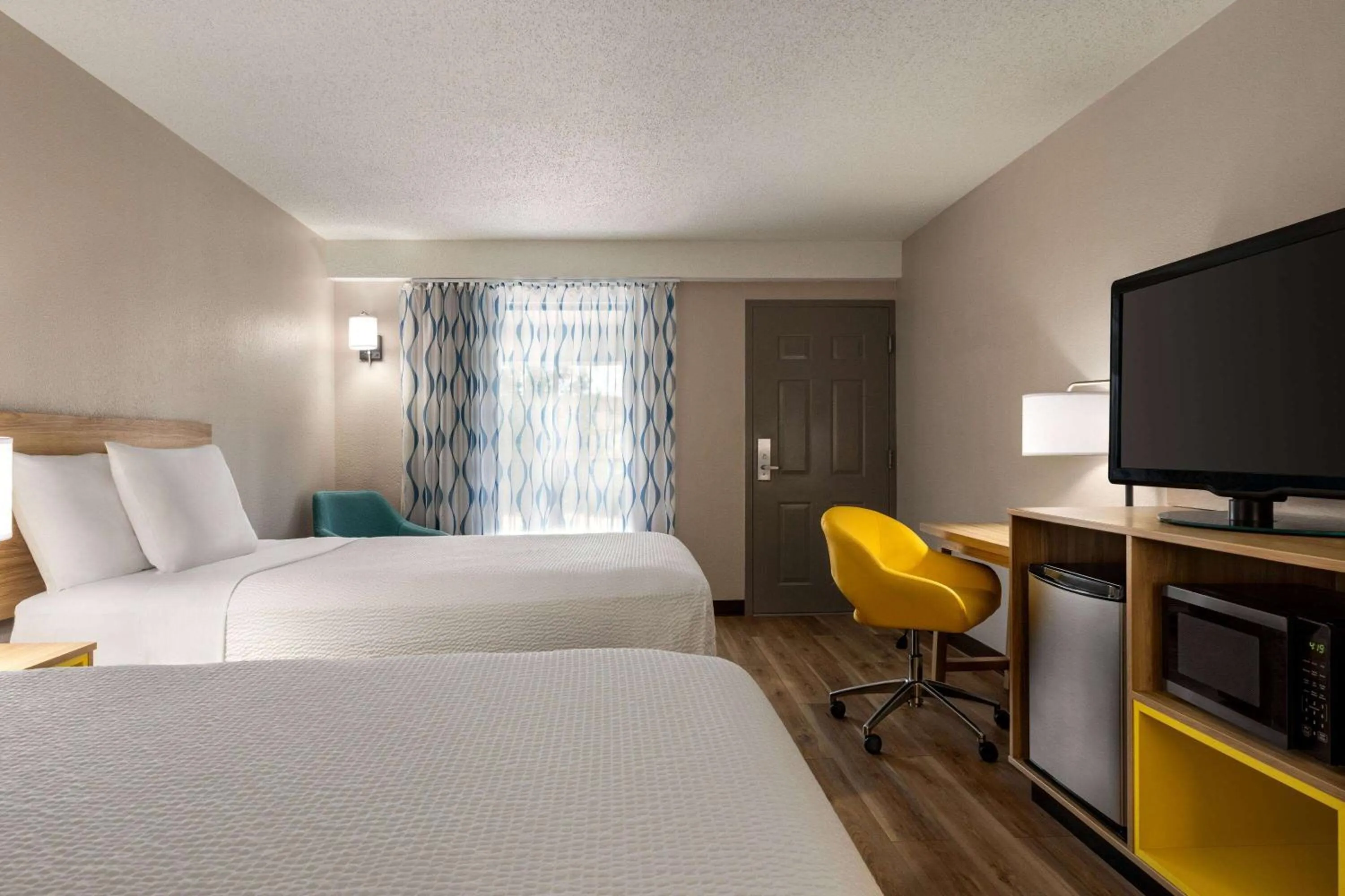 Photo of the whole room, Bed in Days Inn by Wyndham Kuttawa/Eddyville