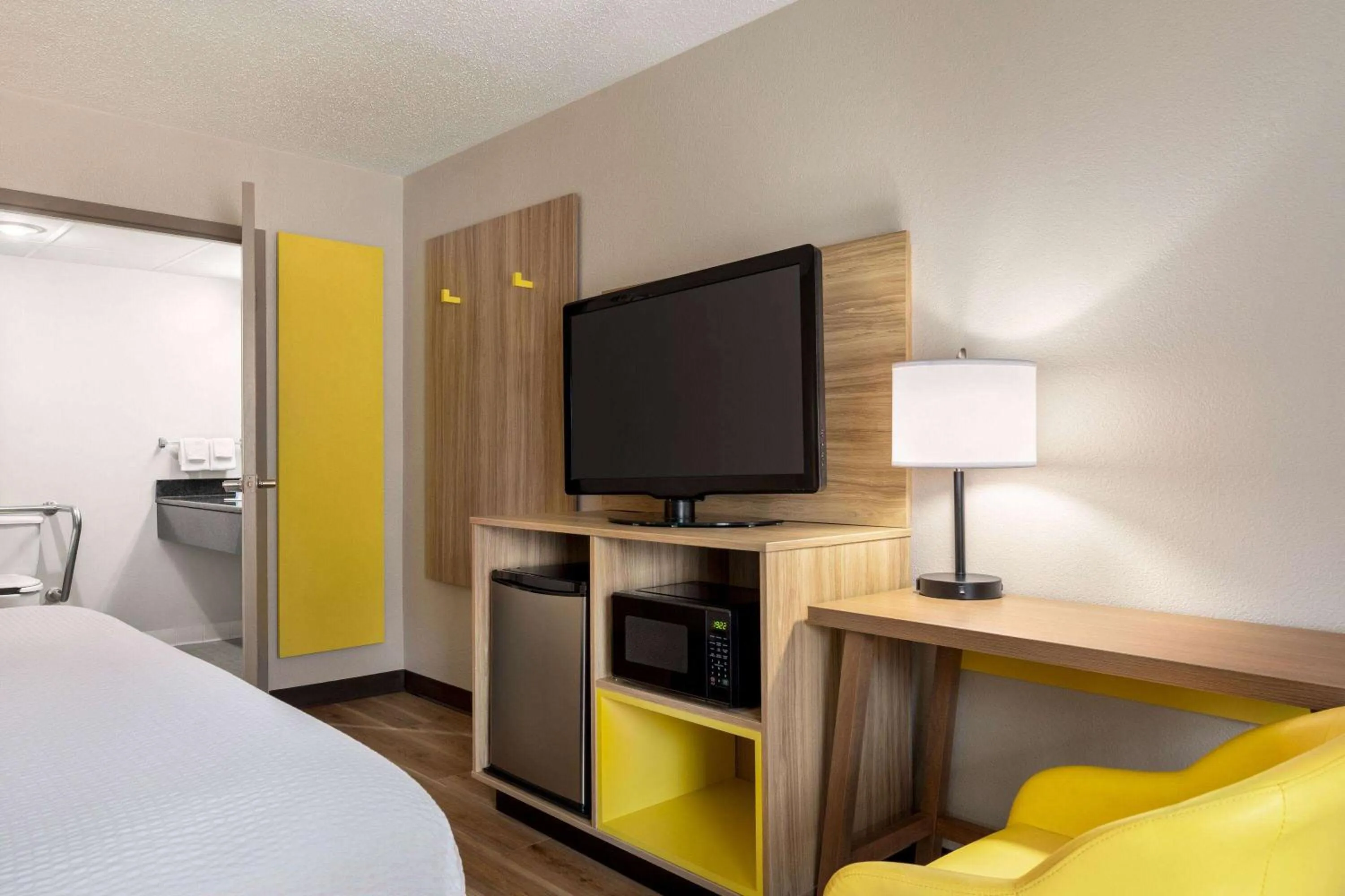 Photo of the whole room, Bed in Days Inn by Wyndham Kuttawa/Eddyville