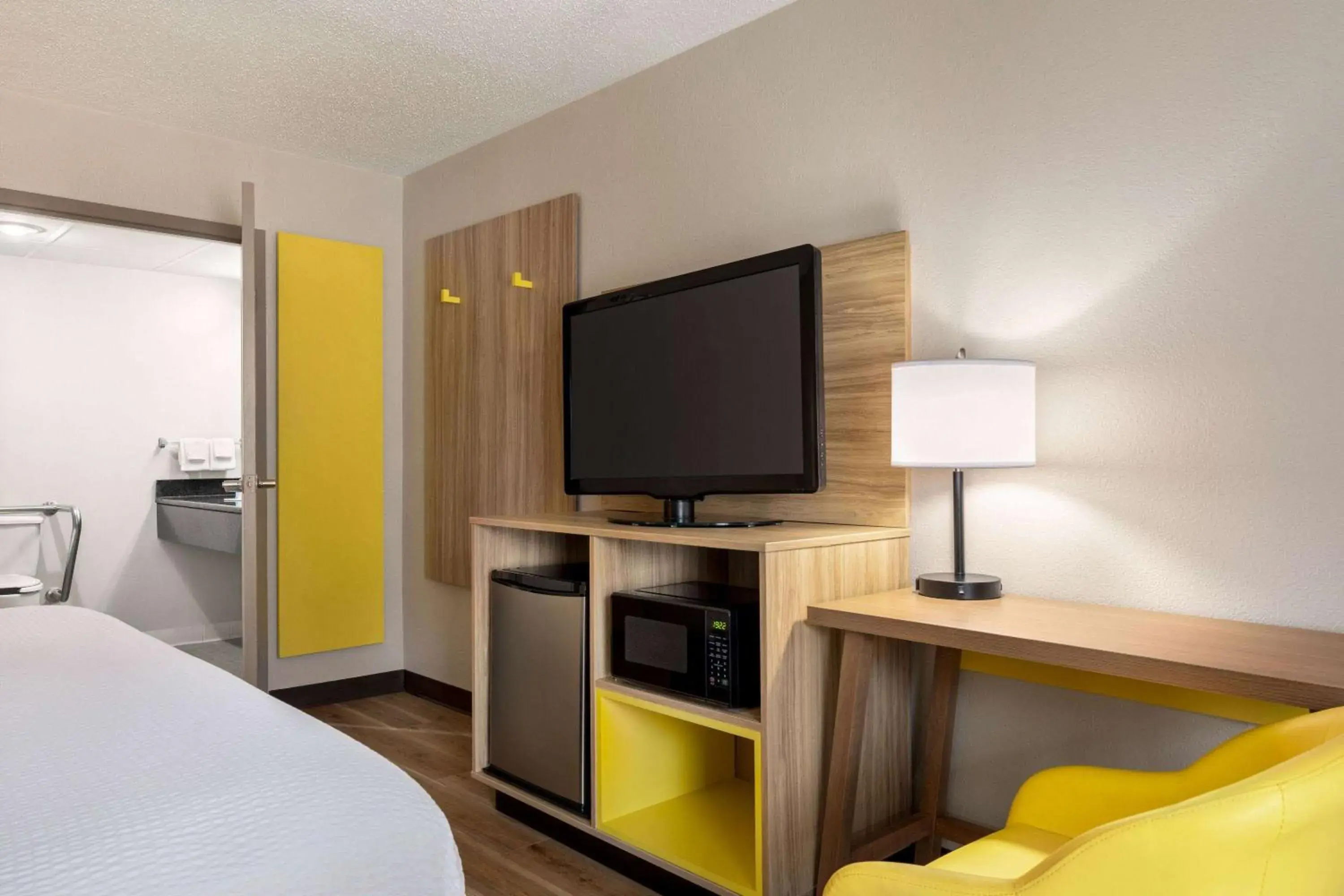 King Room - Disability Access/Smoking in Days Inn by Wyndham Kuttawa/Eddyville King Room - Disability Access/Smoking in Days Inn by Wyndham Kuttawa/Eddyville