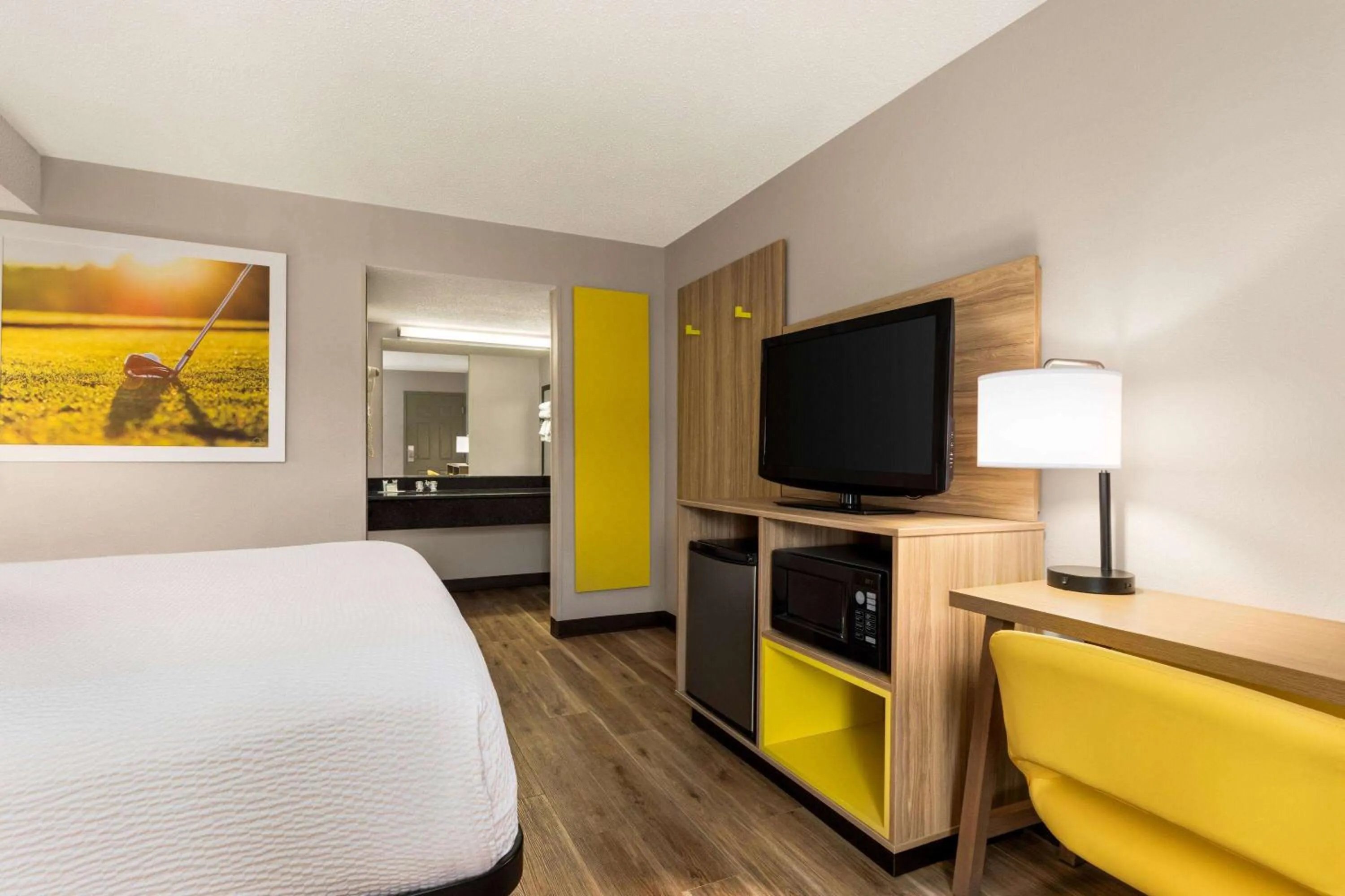 Photo of the whole room, Bed in Days Inn by Wyndham Kuttawa/Eddyville