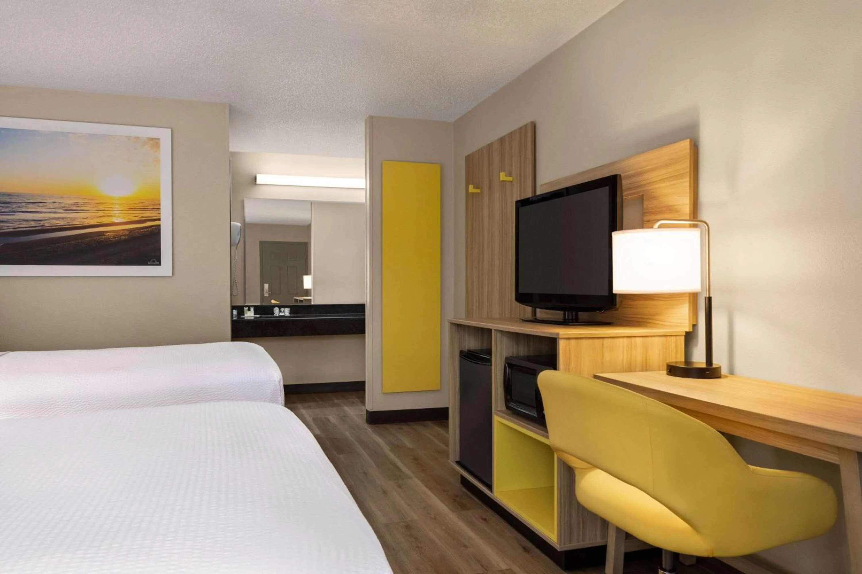 Photo of the whole room, Bed in Days Inn by Wyndham Kuttawa/Eddyville