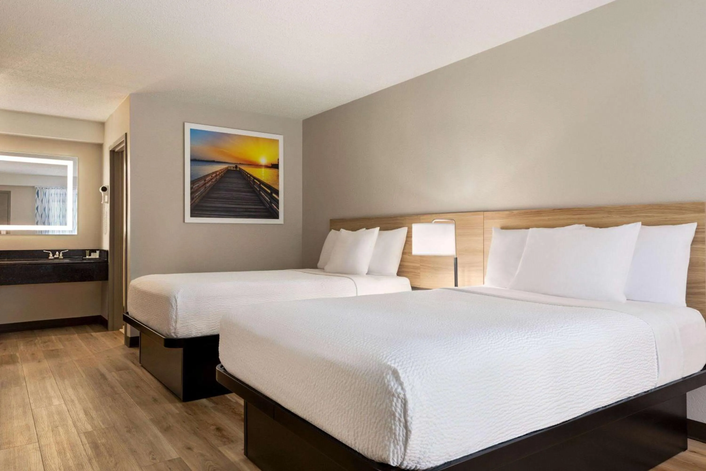 Photo of the whole room, Bed in Days Inn by Wyndham Kuttawa/Eddyville