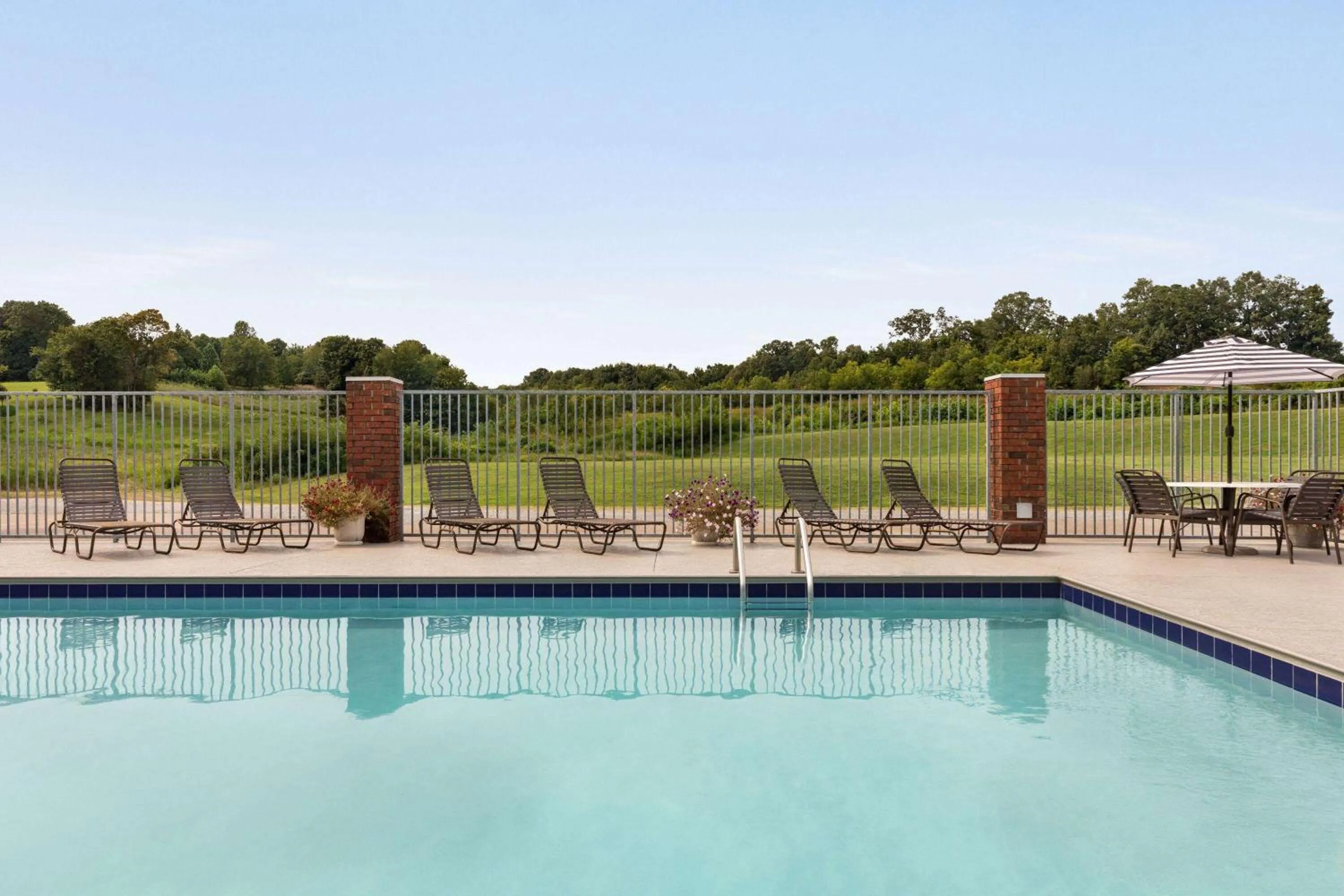 Swimming pool in Days Inn by Wyndham Kuttawa/Eddyville