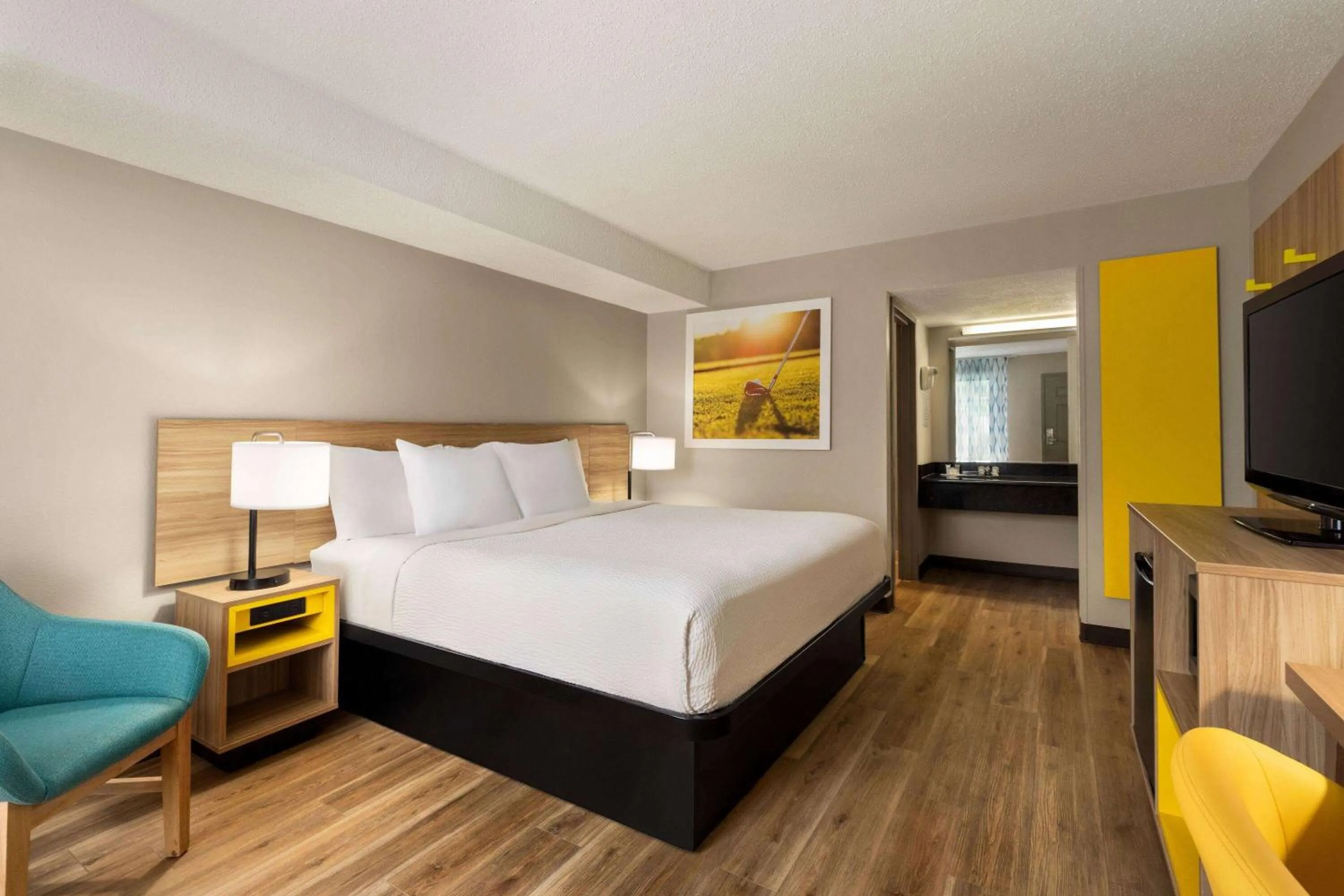 Photo of the whole room, Bed in Days Inn by Wyndham Kuttawa/Eddyville