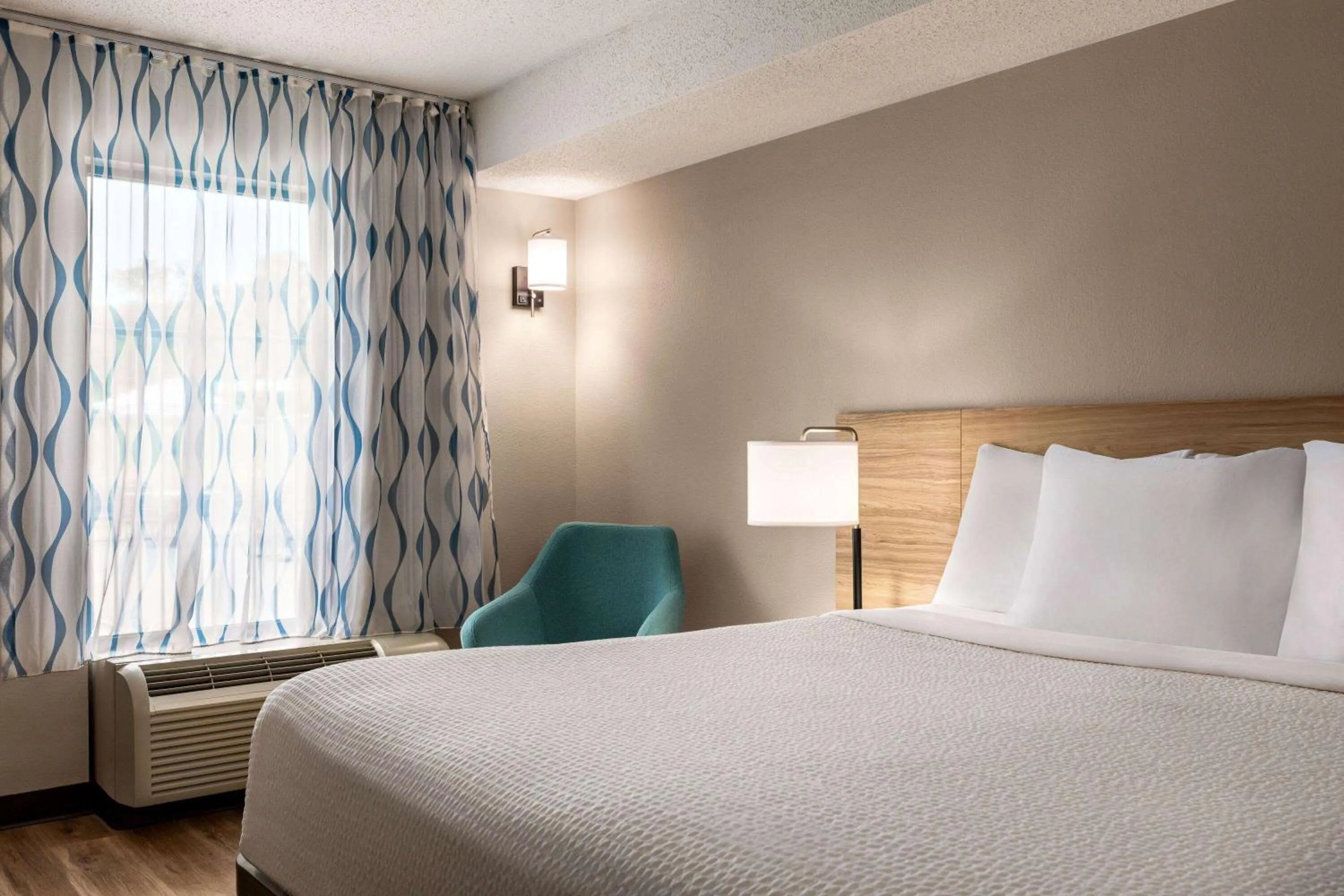 Photo of the whole room, Bed in Days Inn by Wyndham Kuttawa/Eddyville