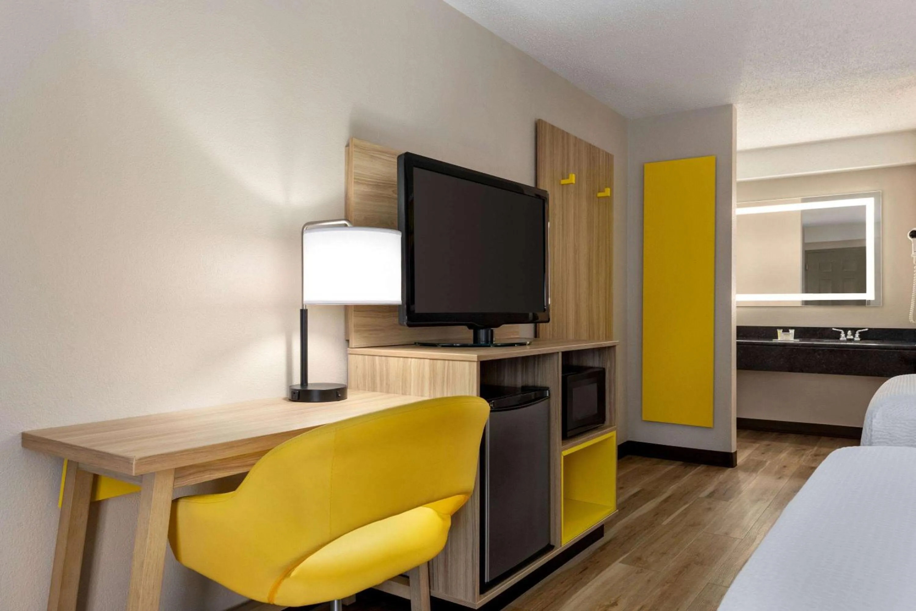 Photo of the whole room, Bed in Days Inn by Wyndham Kuttawa/Eddyville