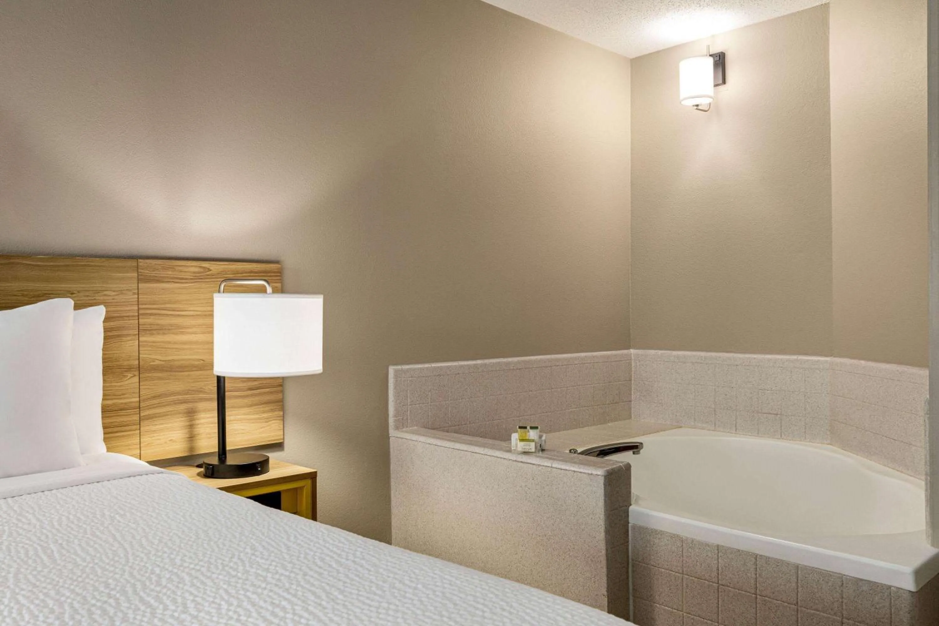 Photo of the whole room, Bed in Days Inn by Wyndham Kuttawa/Eddyville