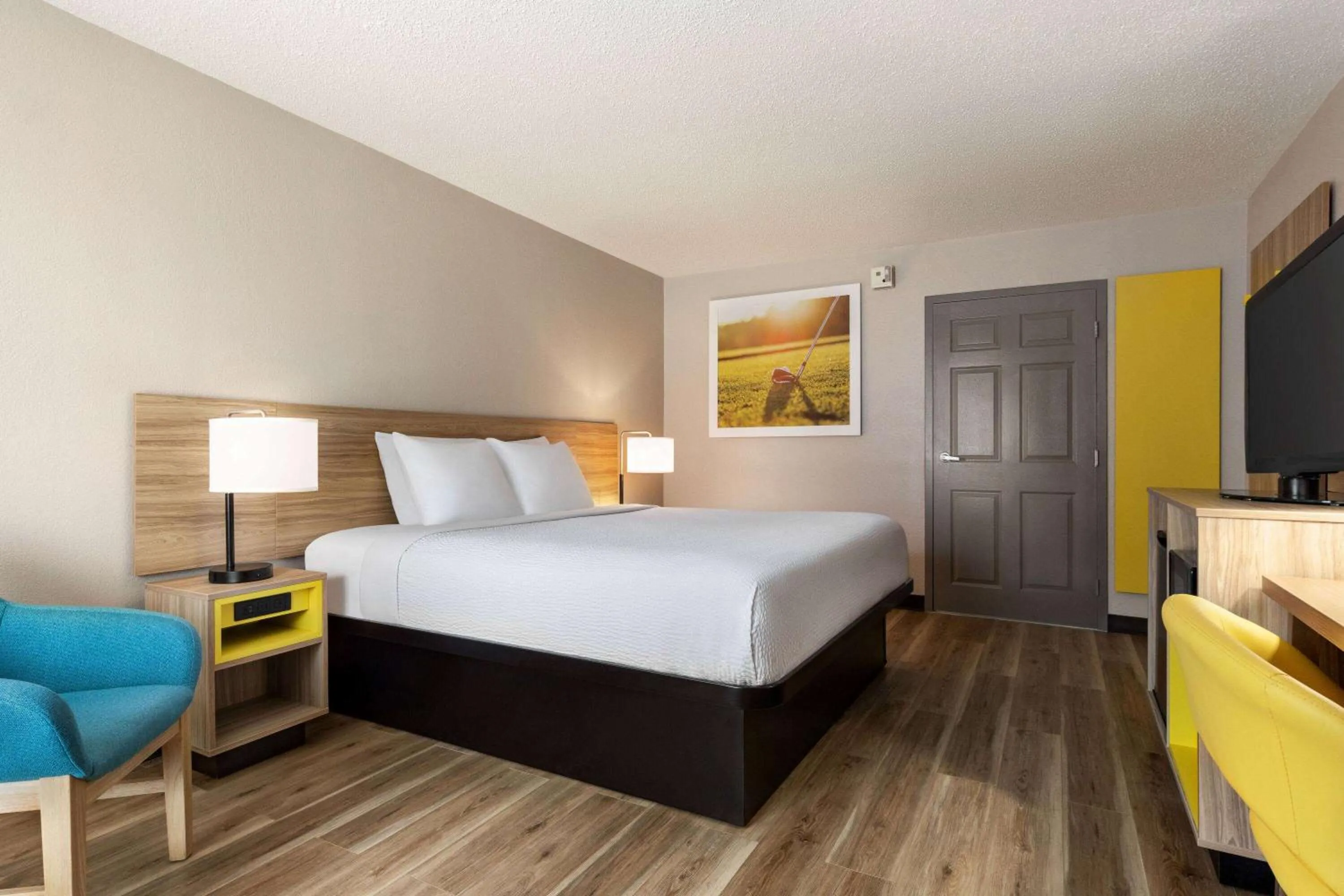 Photo of the whole room, Bed in Days Inn by Wyndham Kuttawa/Eddyville