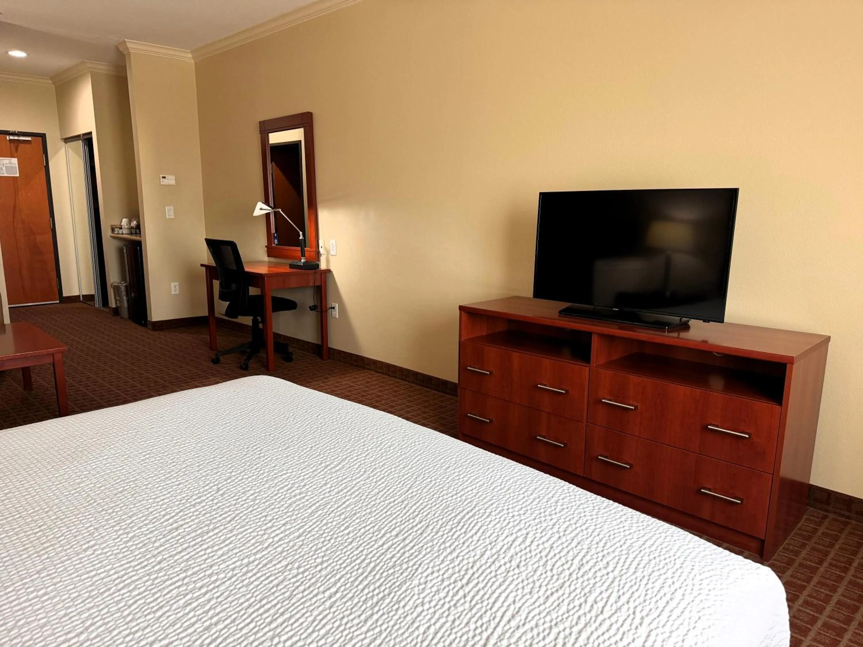 TV and multimedia, Bed in Ramada by Wyndham College Station