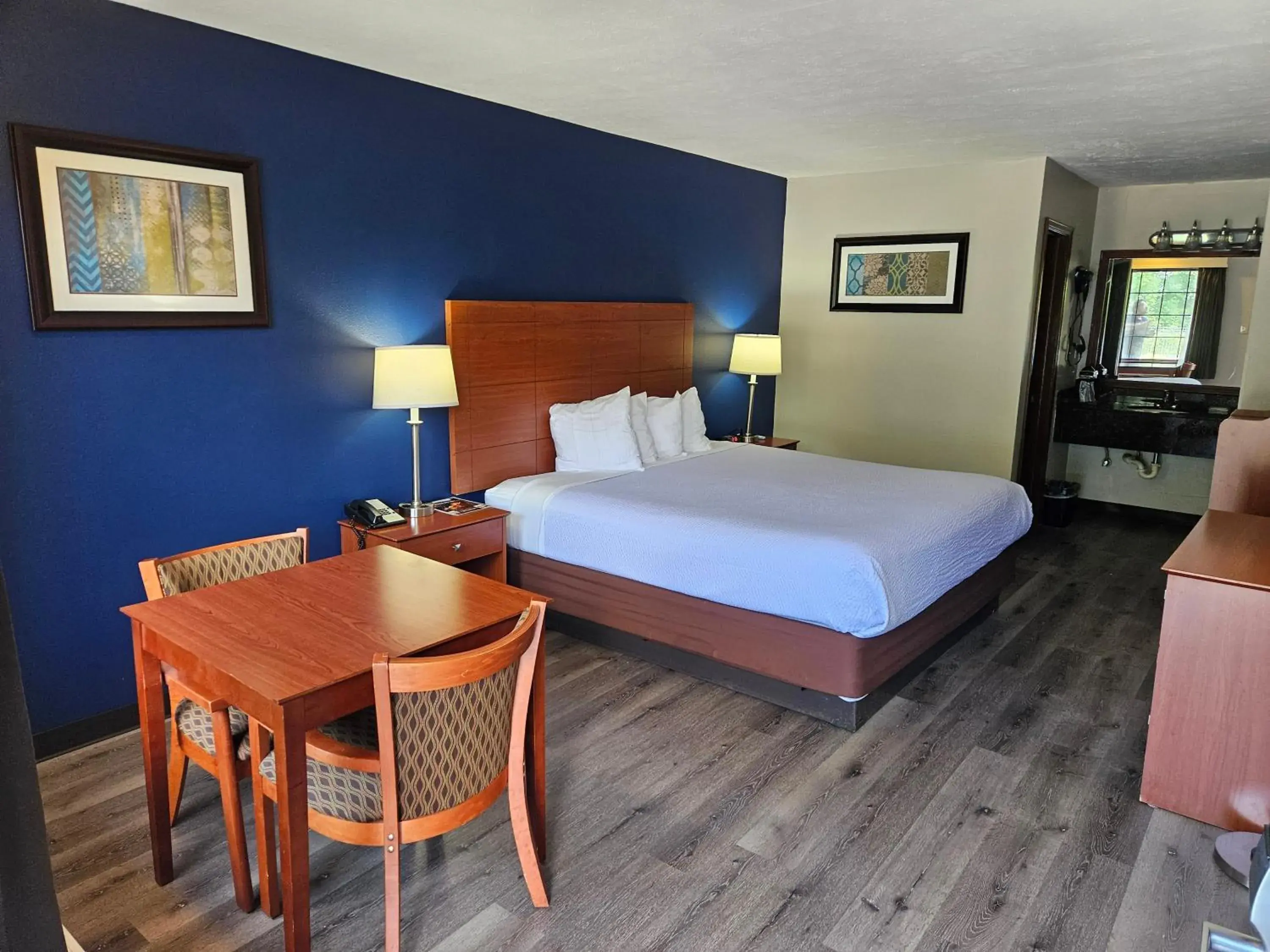 Bed in Best Western Acworth Inn Bed in Best Western Acworth Inn