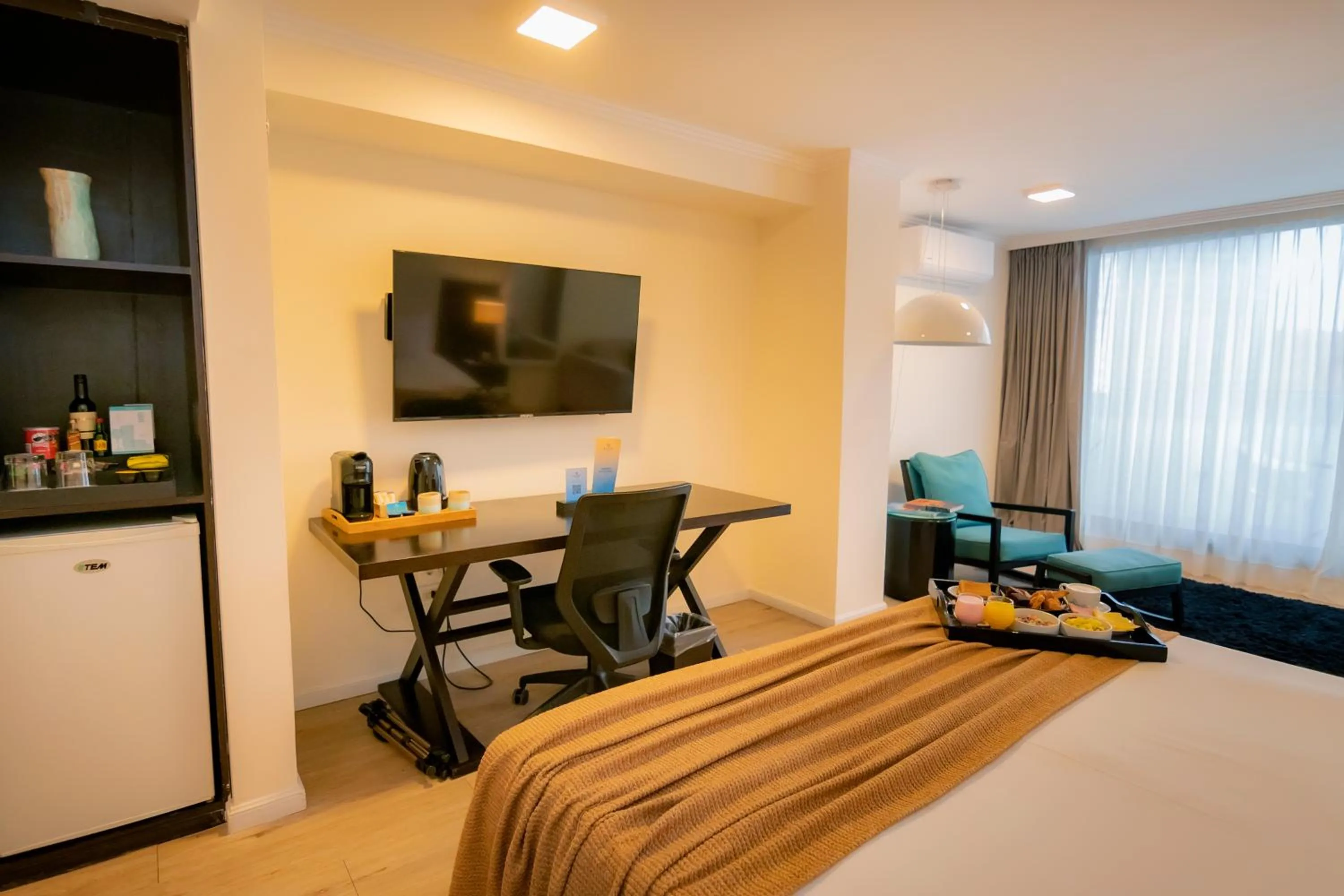 Seating area, Bed in After Hotel Montevideo