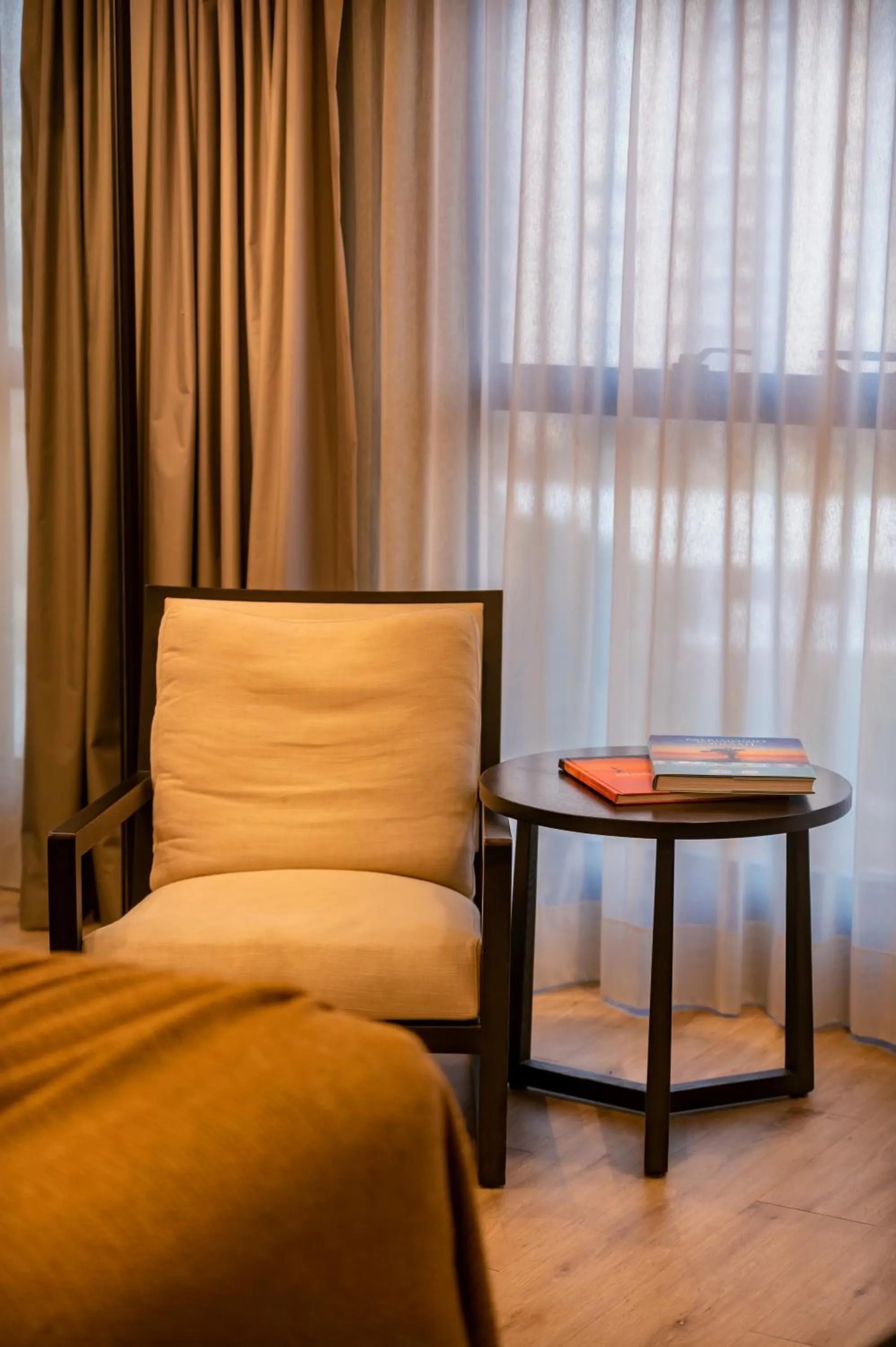 Seating area, Bed in After Hotel Montevideo