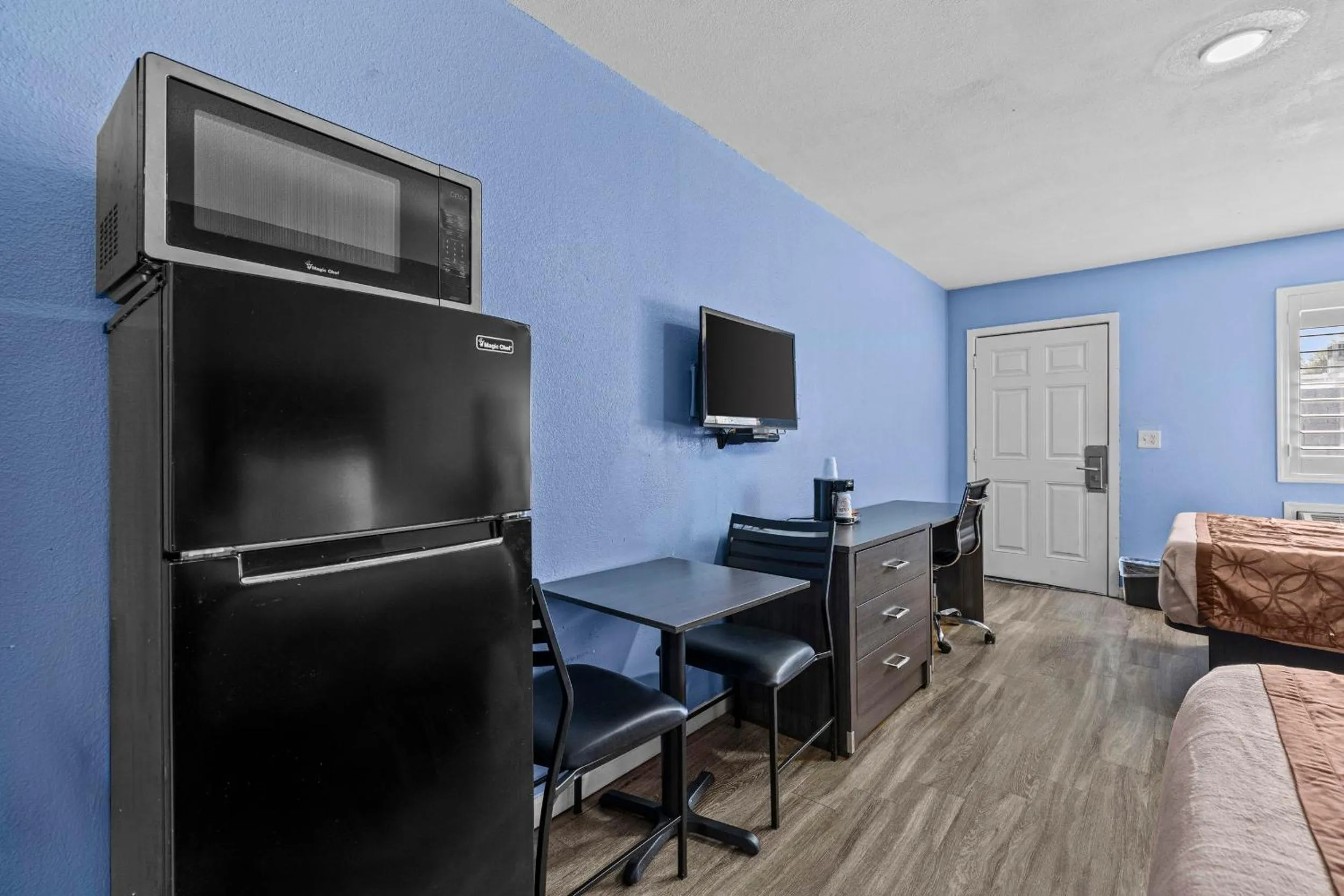 Bed in American Executive Inn Mesa