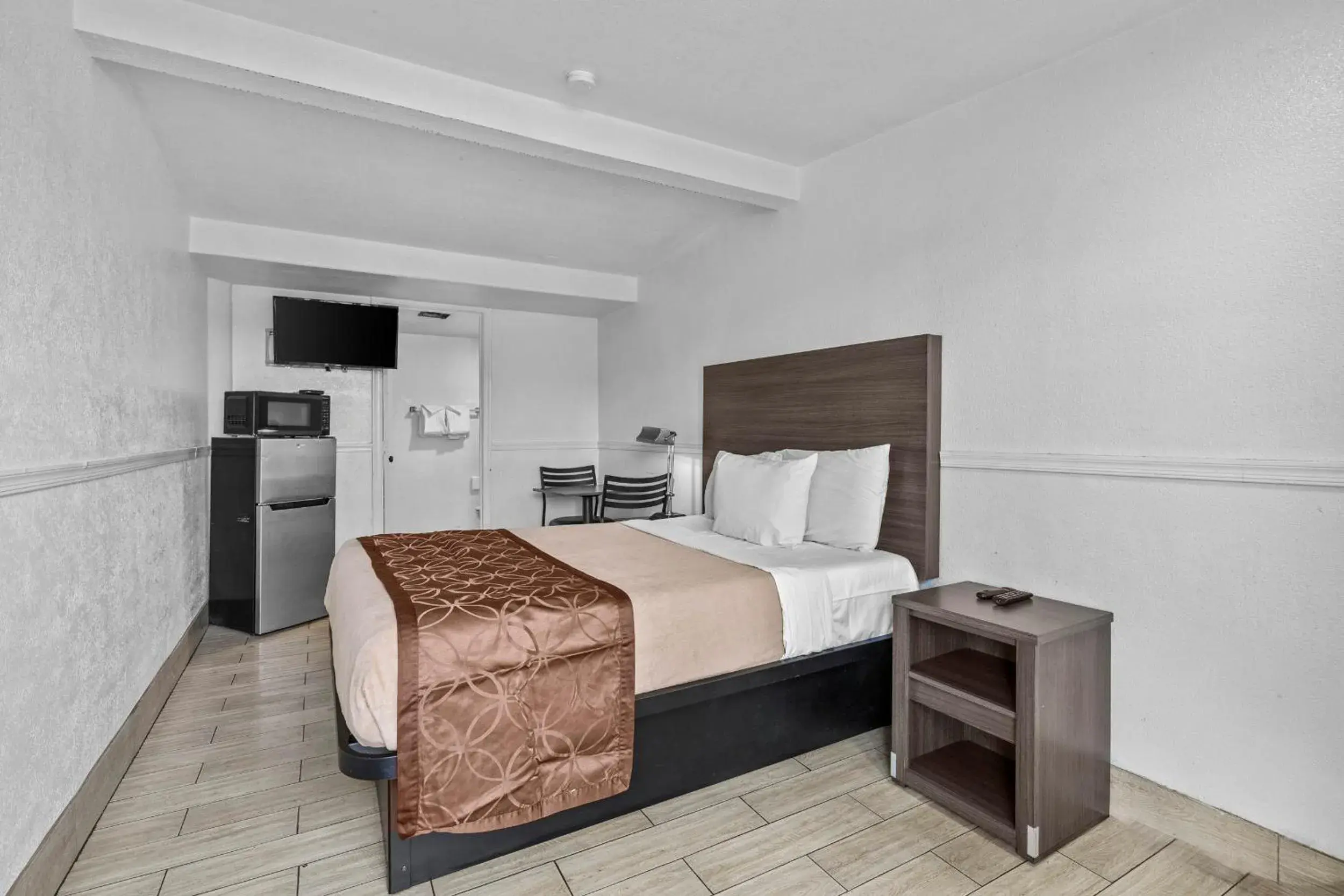 Superior Single Room 1 Queen Bed Non Smoking in American Executive Inn Mesa Superior Single Room 1 Queen Bed Non Smoking in American Executive Inn Mesa