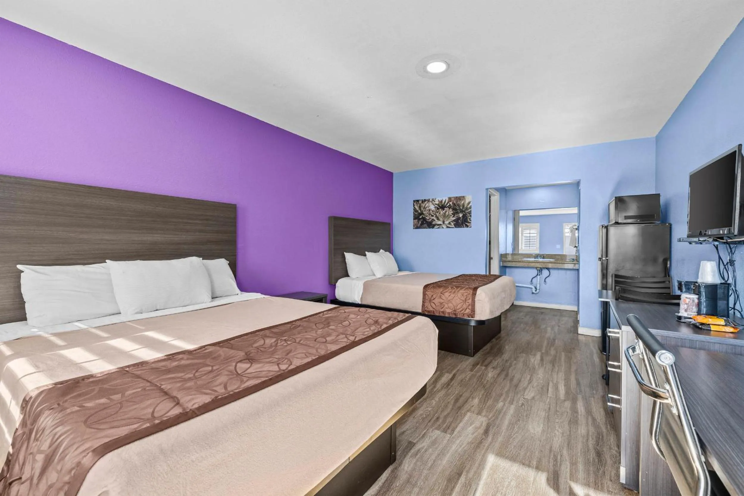 Bed in American Executive Inn Mesa