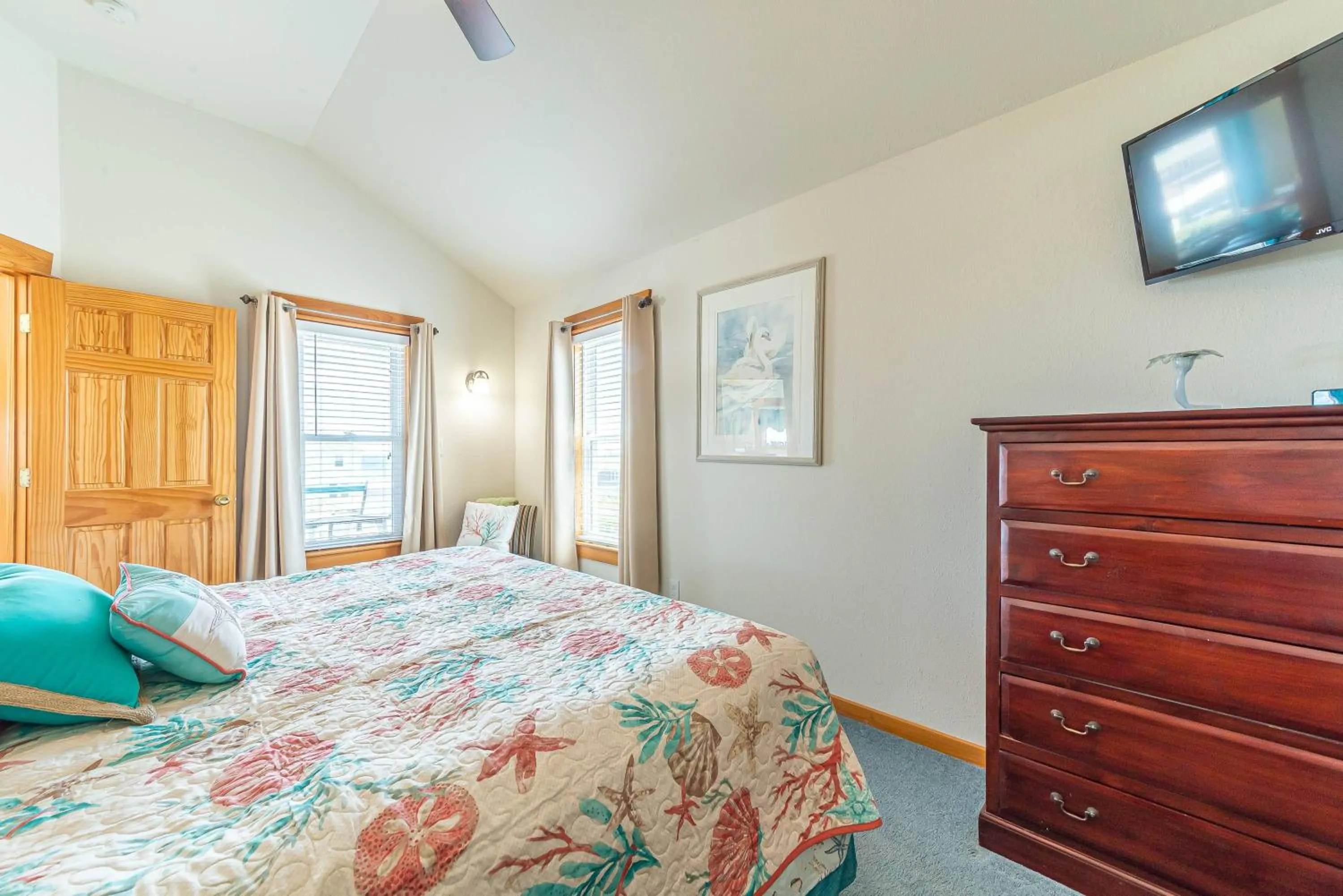 Bed in Everybody Loves...Sand, Sun & Fun - KDH MP 5.5, Ocean View, 100 Yds to Beach, Pool, Fire Pit, Flex Stays