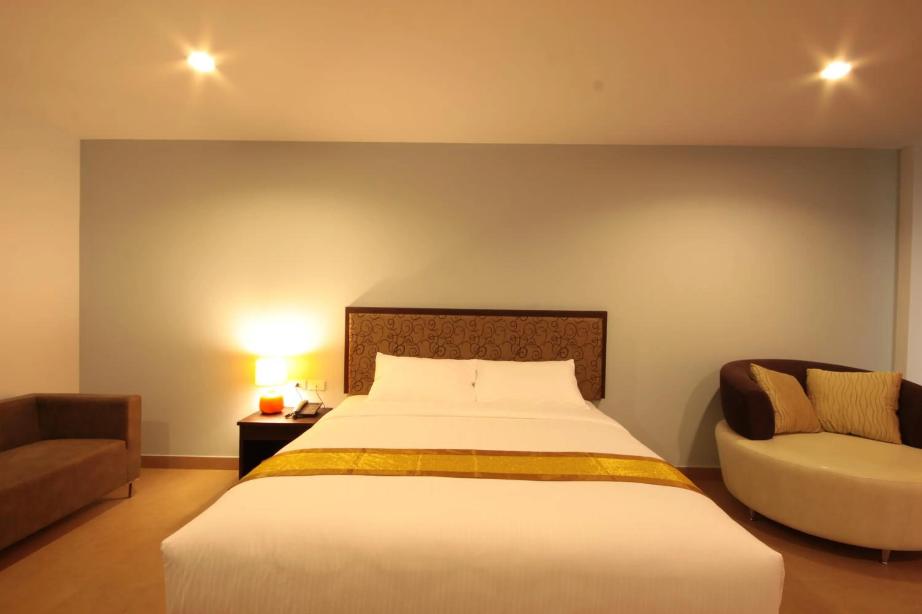 Bed in Paragon Suites Resort
