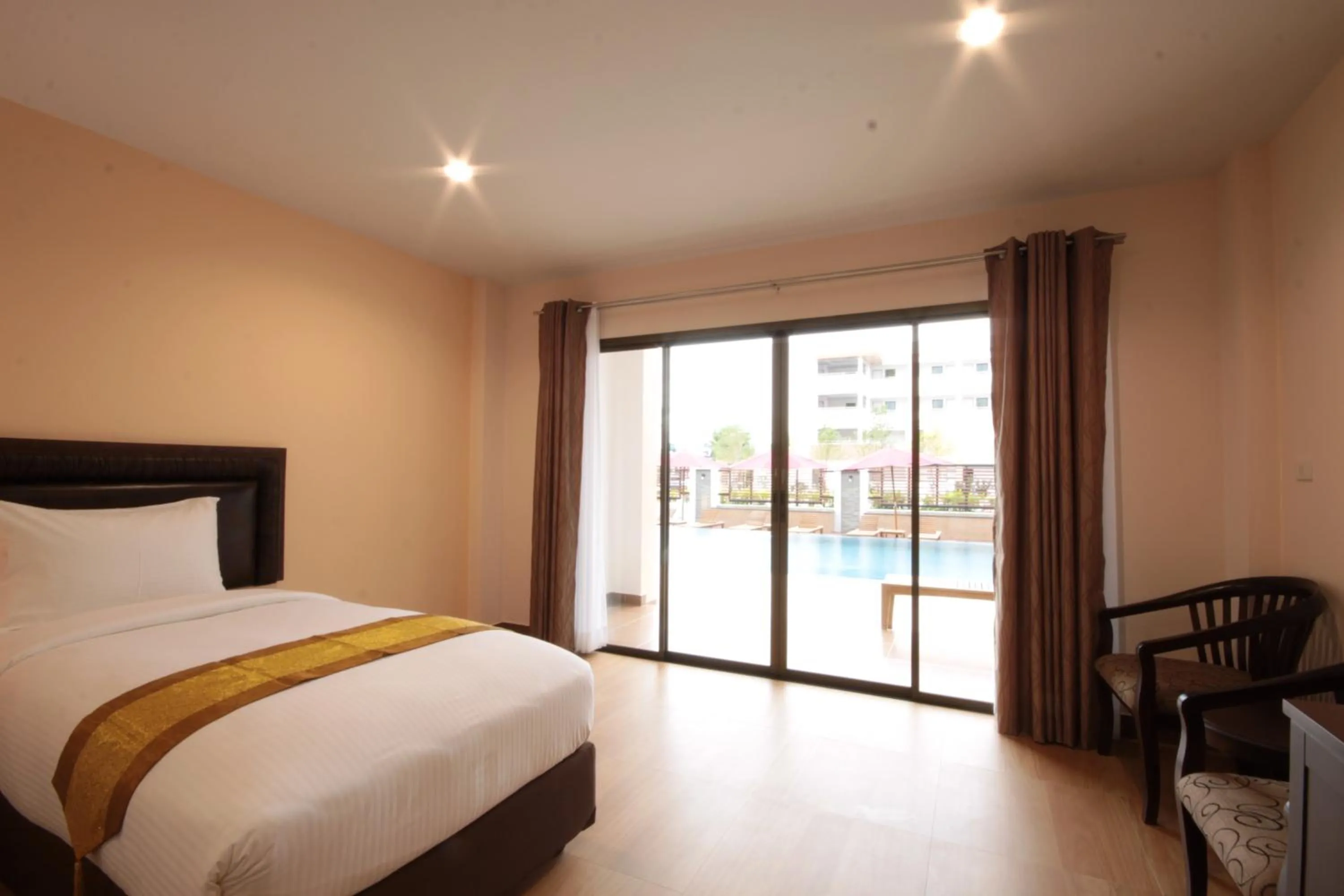 Bed in Paragon Suites Resort