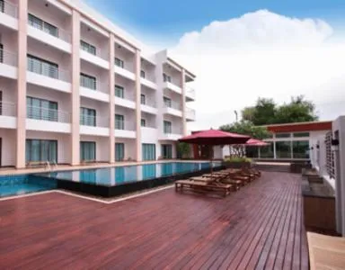Swimming pool in Paragon Suites Resort