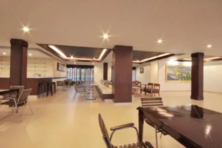 Restaurant/places to eat in Paragon Suites Resort