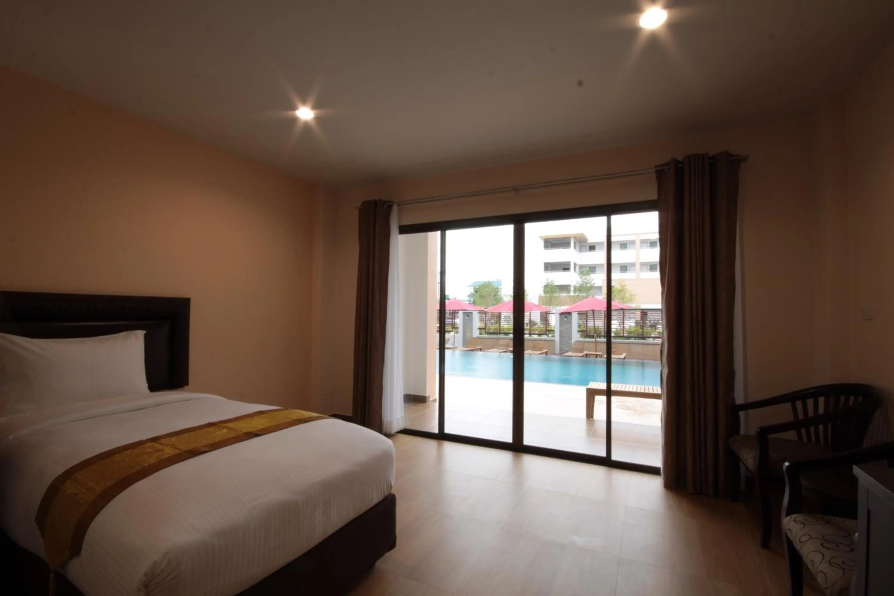 Bed in Paragon Suites Resort