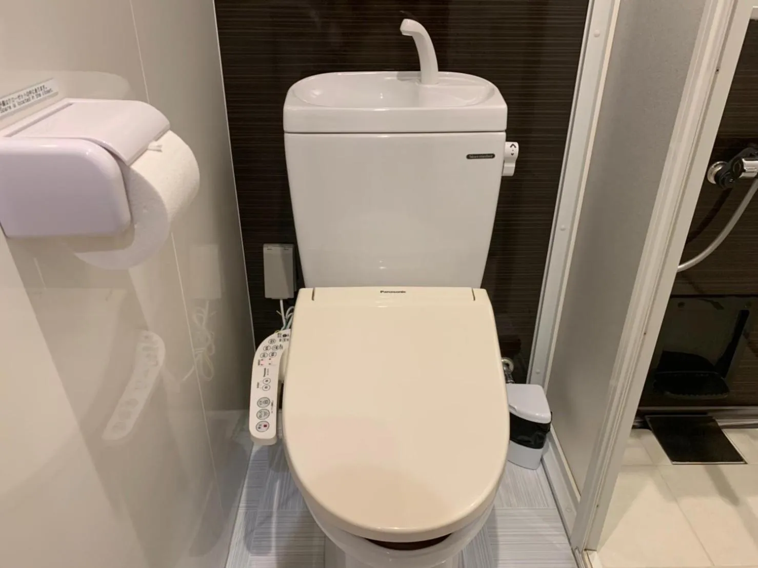 Toilet in Seaside Hotel The Beach