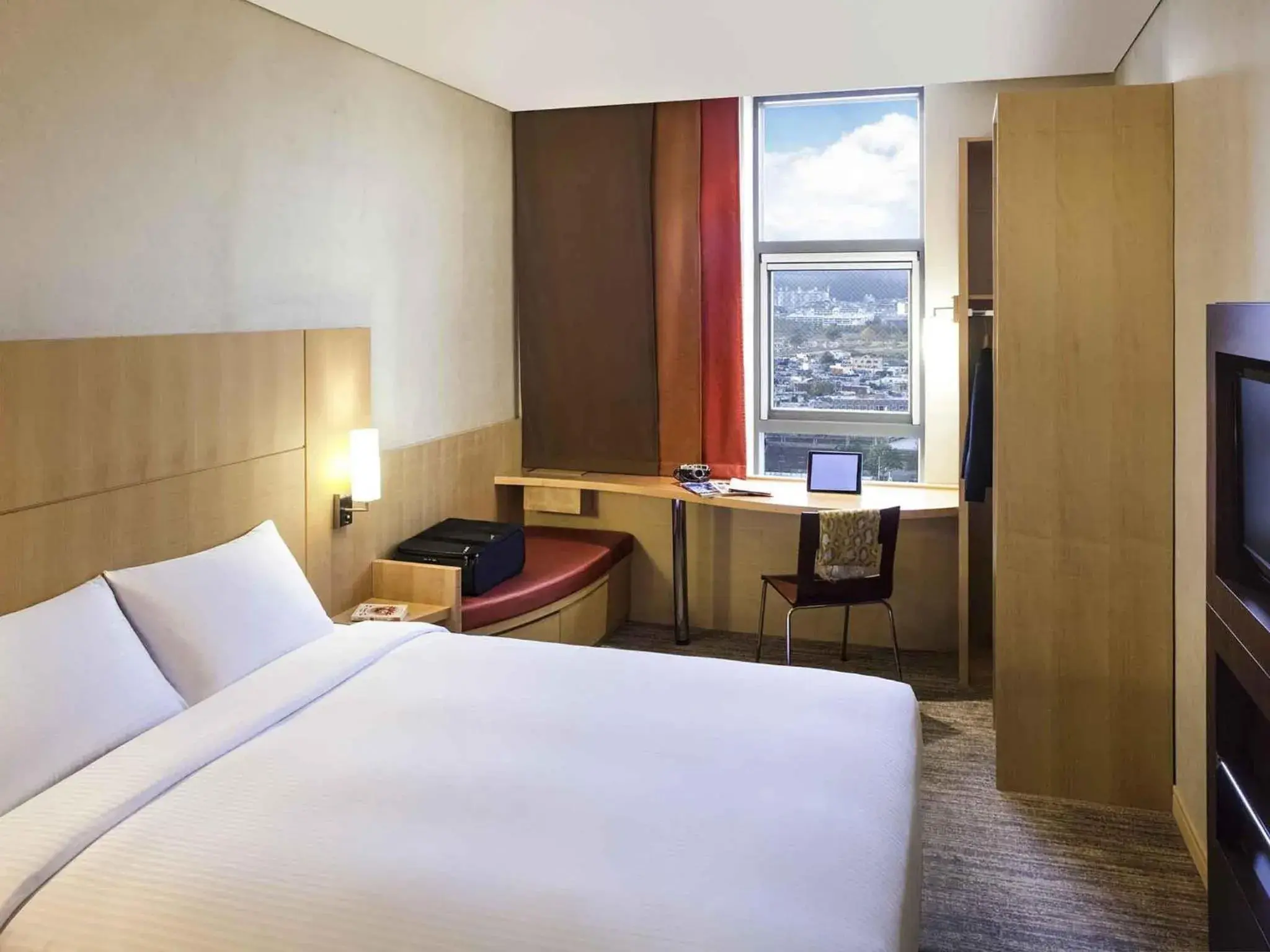 Bedroom in Ibis Ambassador Busan City Centre Bedroom in Ibis Ambassador Busan City Centre