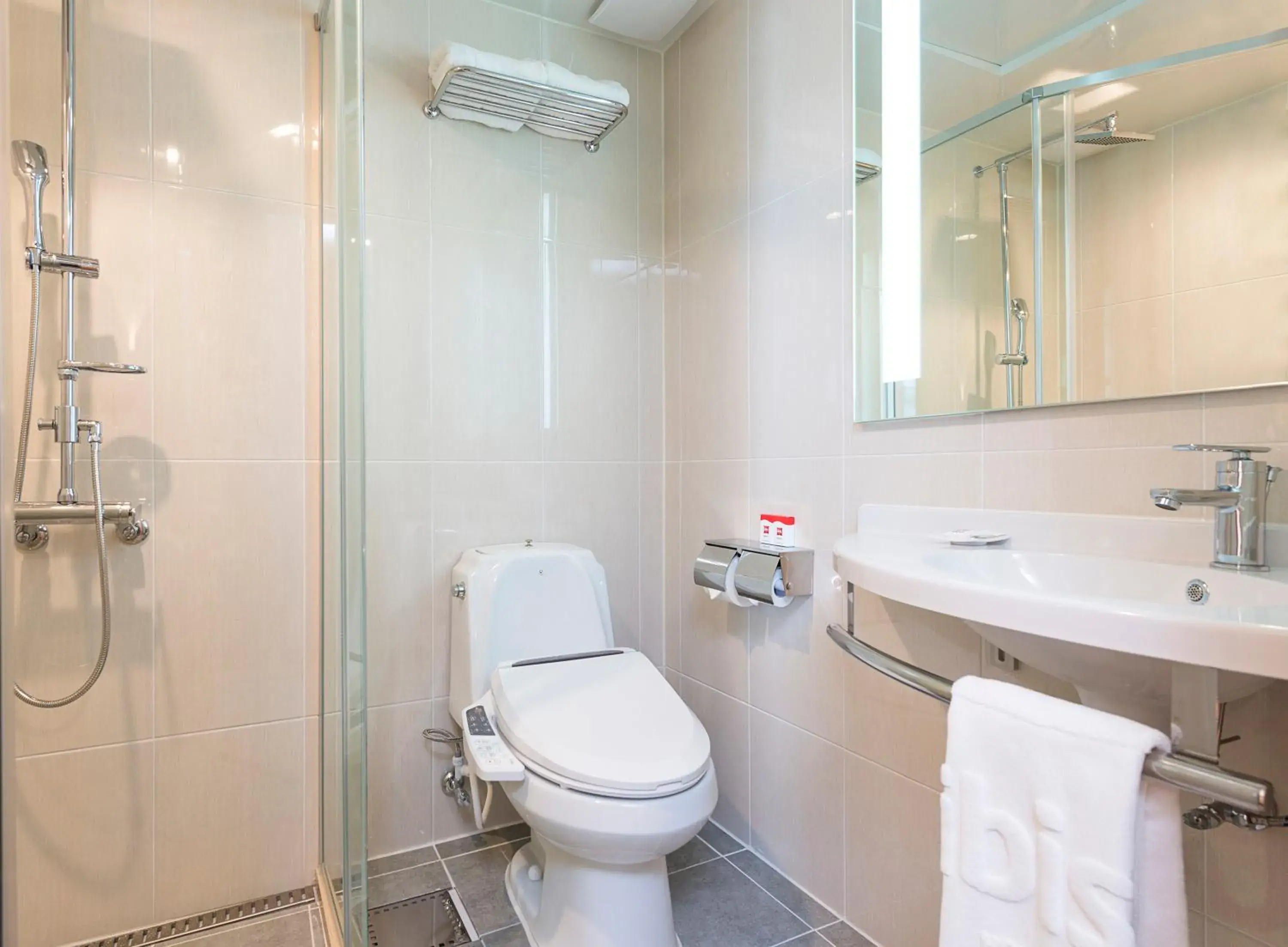 Deluxe Room with One Double and One Single Bed in Ibis Ambassador Busan City Centre Deluxe Room with One Double and One Single Bed in Ibis Ambassador Busan City Centre