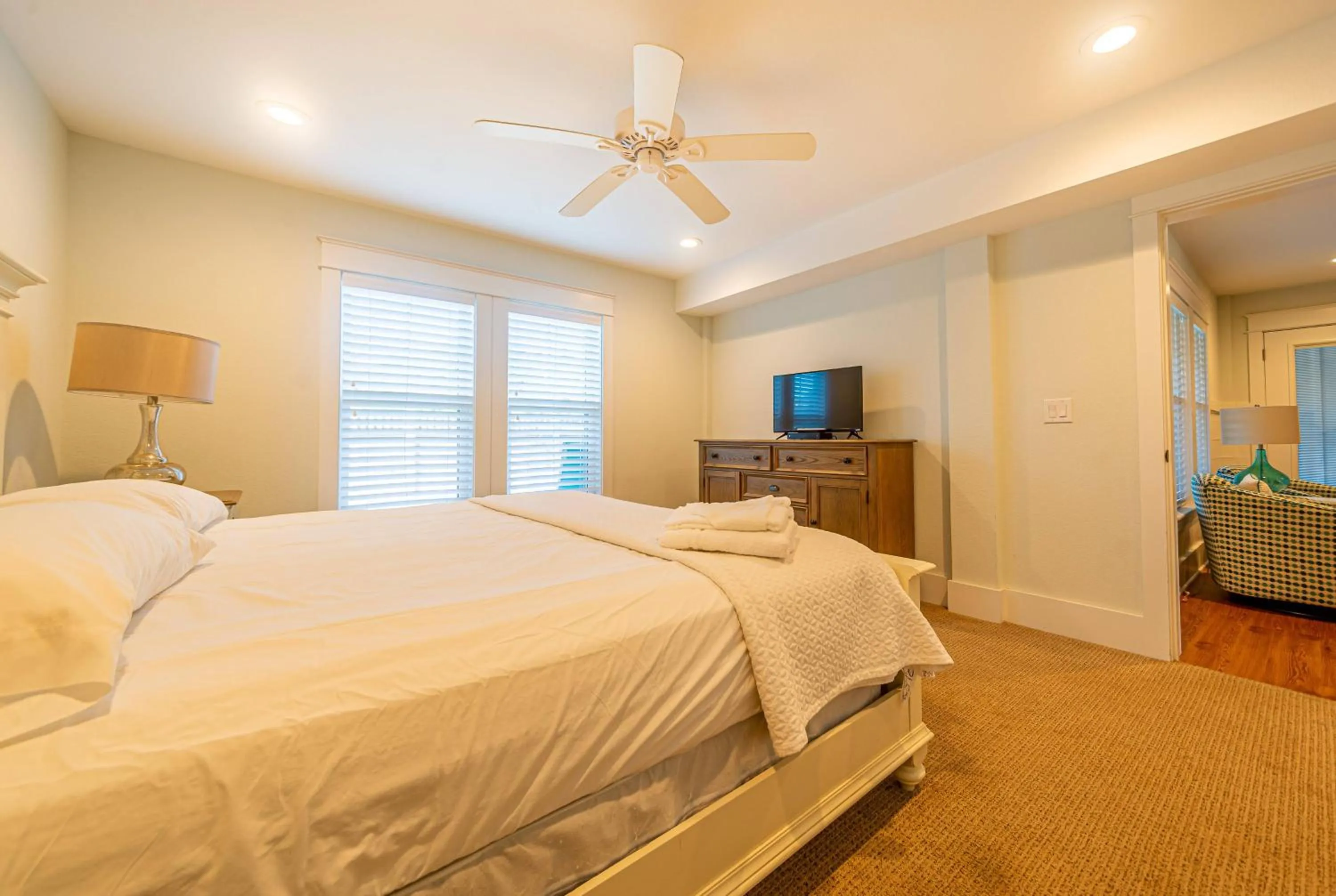 Bed in Sea Fever - Duck, Saltaire, 130 Yds to Beach, Ocean View, Pool, Hot Tub, Tiki Bar, Flex Stays