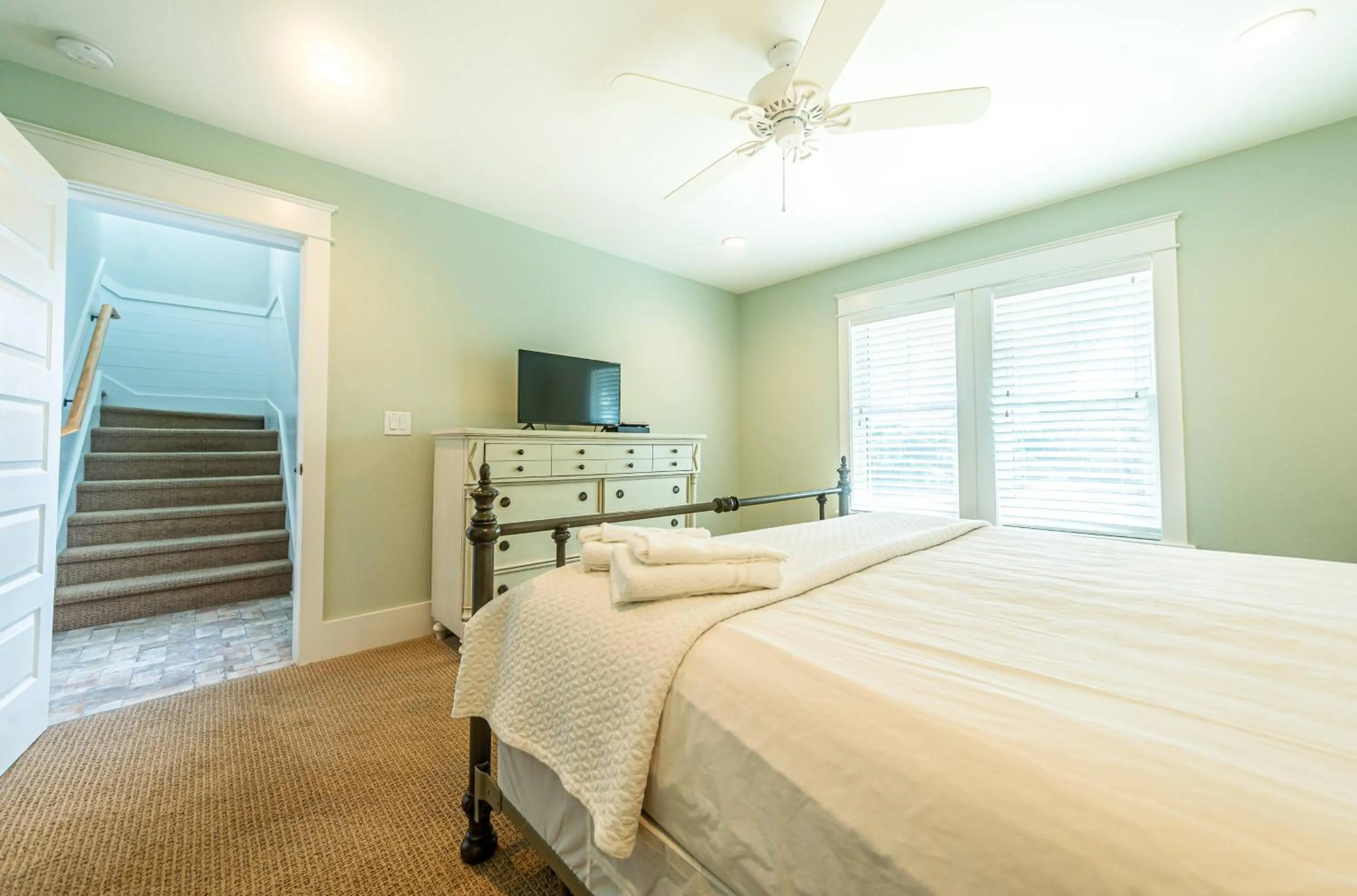 Bed in Sea Fever - Duck, Saltaire, 130 Yds to Beach, Ocean View, Pool, Hot Tub, Tiki Bar, Flex Stays