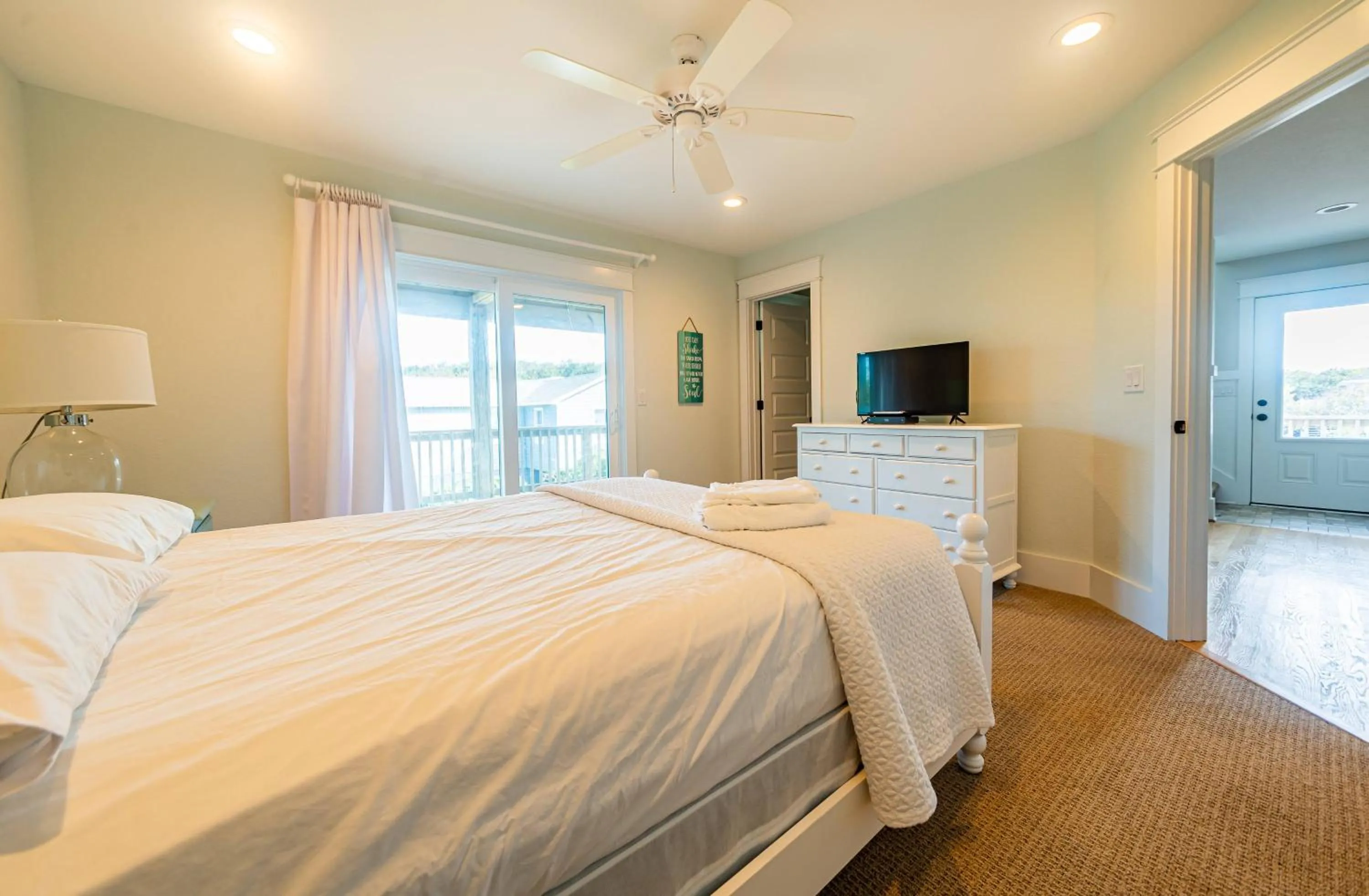 Bed in Sea Fever - Duck, Saltaire, 130 Yds to Beach, Ocean View, Pool, Hot Tub, Tiki Bar, Flex Stays