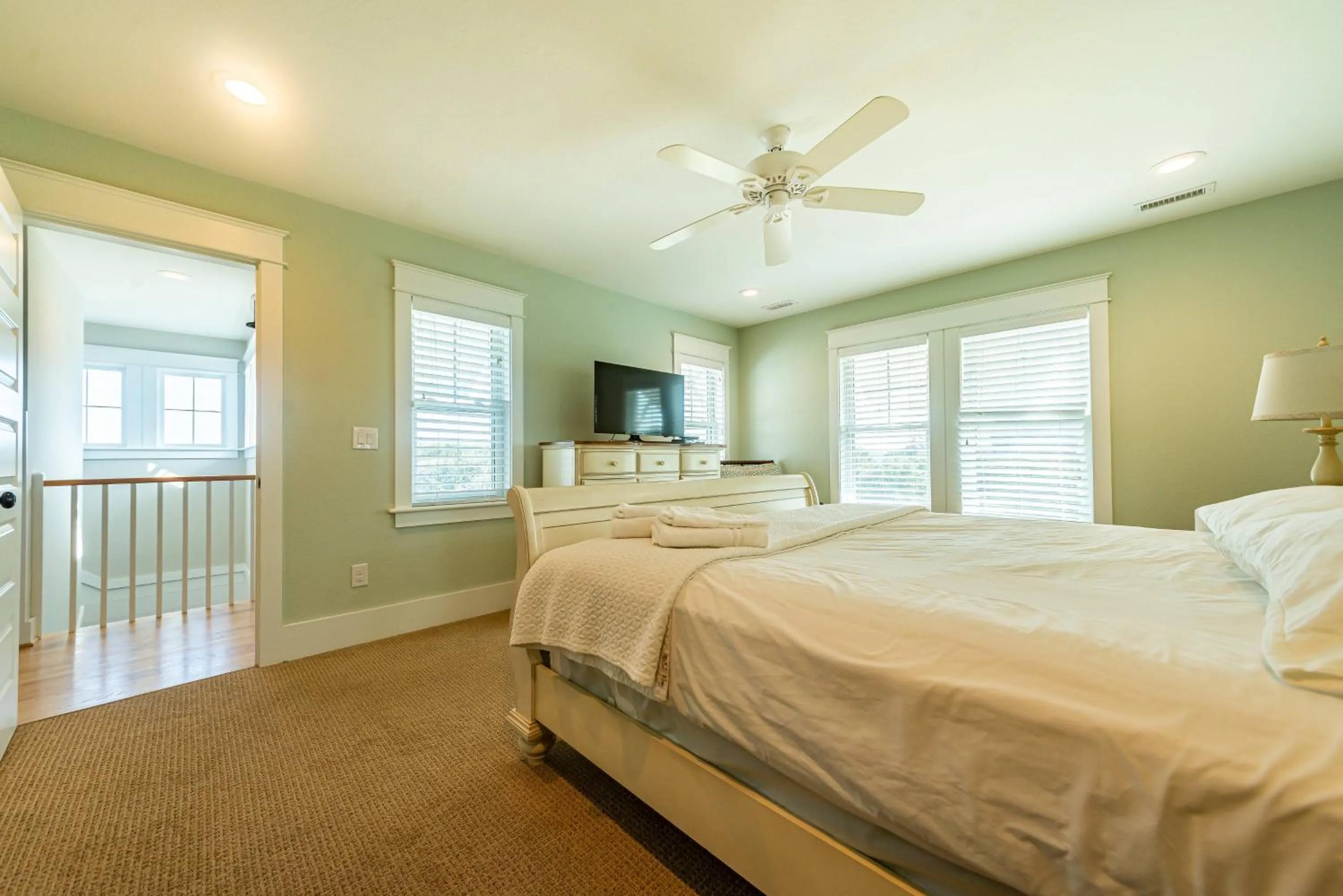 Bed in Sea Fever - Duck, Saltaire, 130 Yds to Beach, Ocean View, Pool, Hot Tub, Tiki Bar, Flex Stays