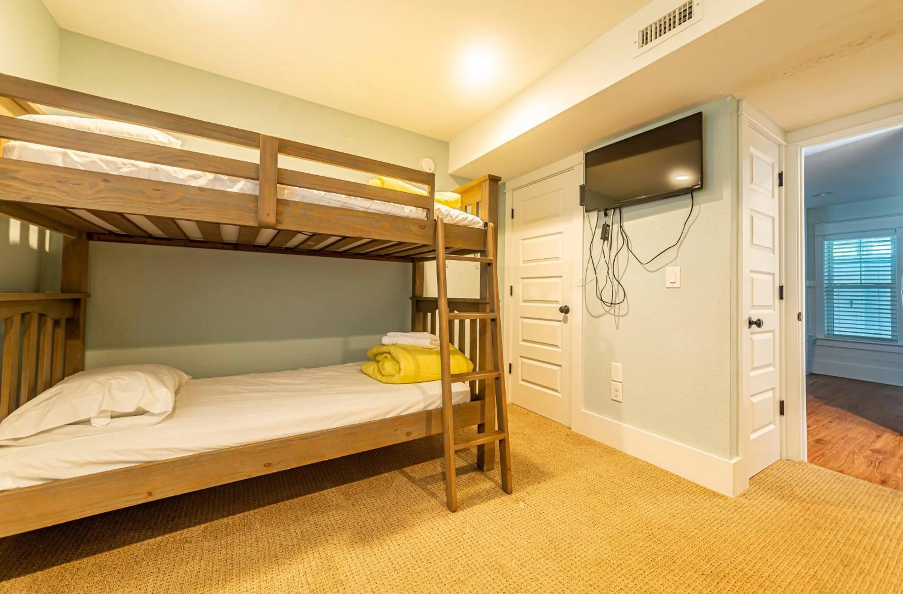 Bed in Sea Fever - Duck, Saltaire, 130 Yds to Beach, Ocean View, Pool, Hot Tub, Tiki Bar, Flex Stays