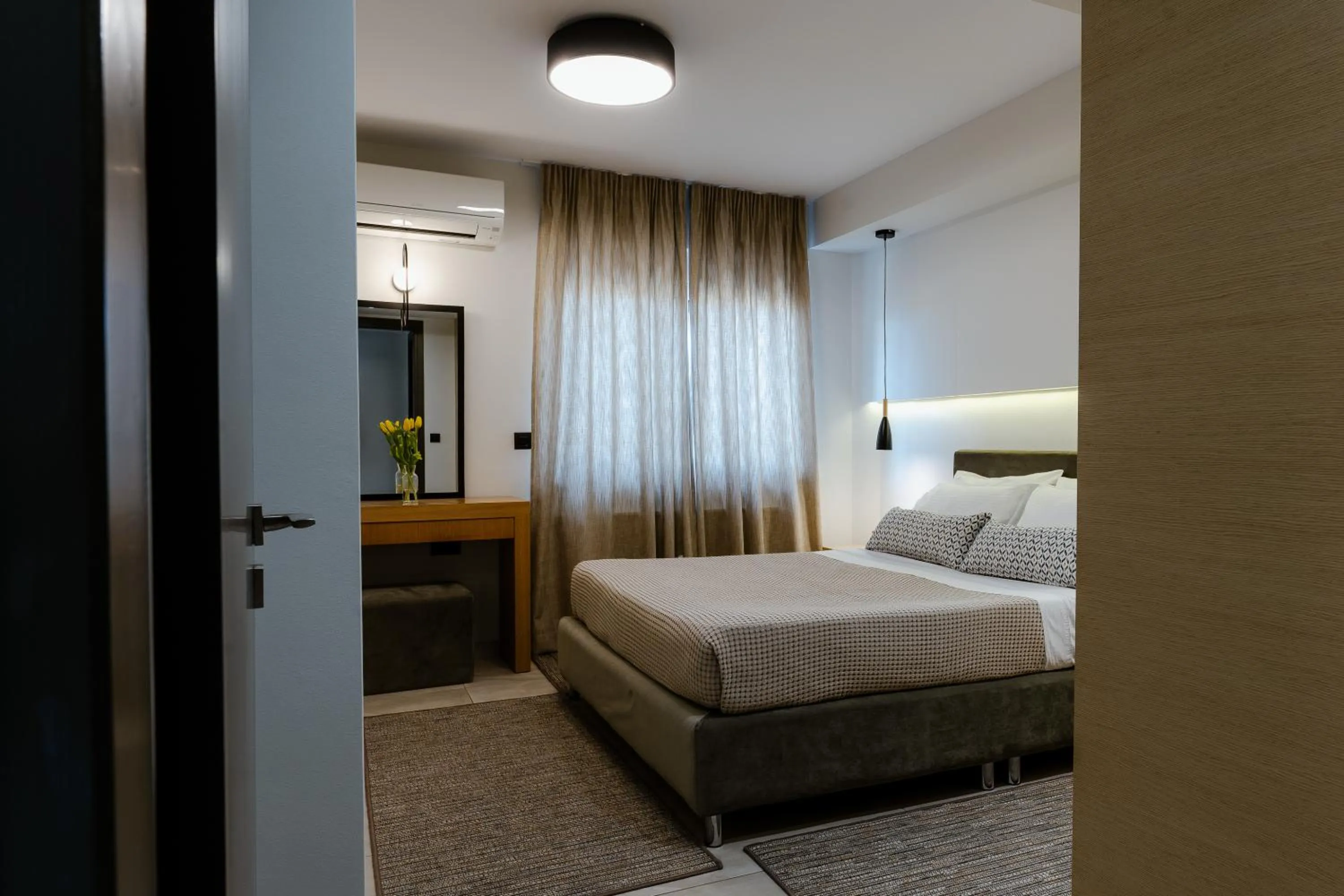 Photo of the whole room, Bed in Andrew's Luxury Residence