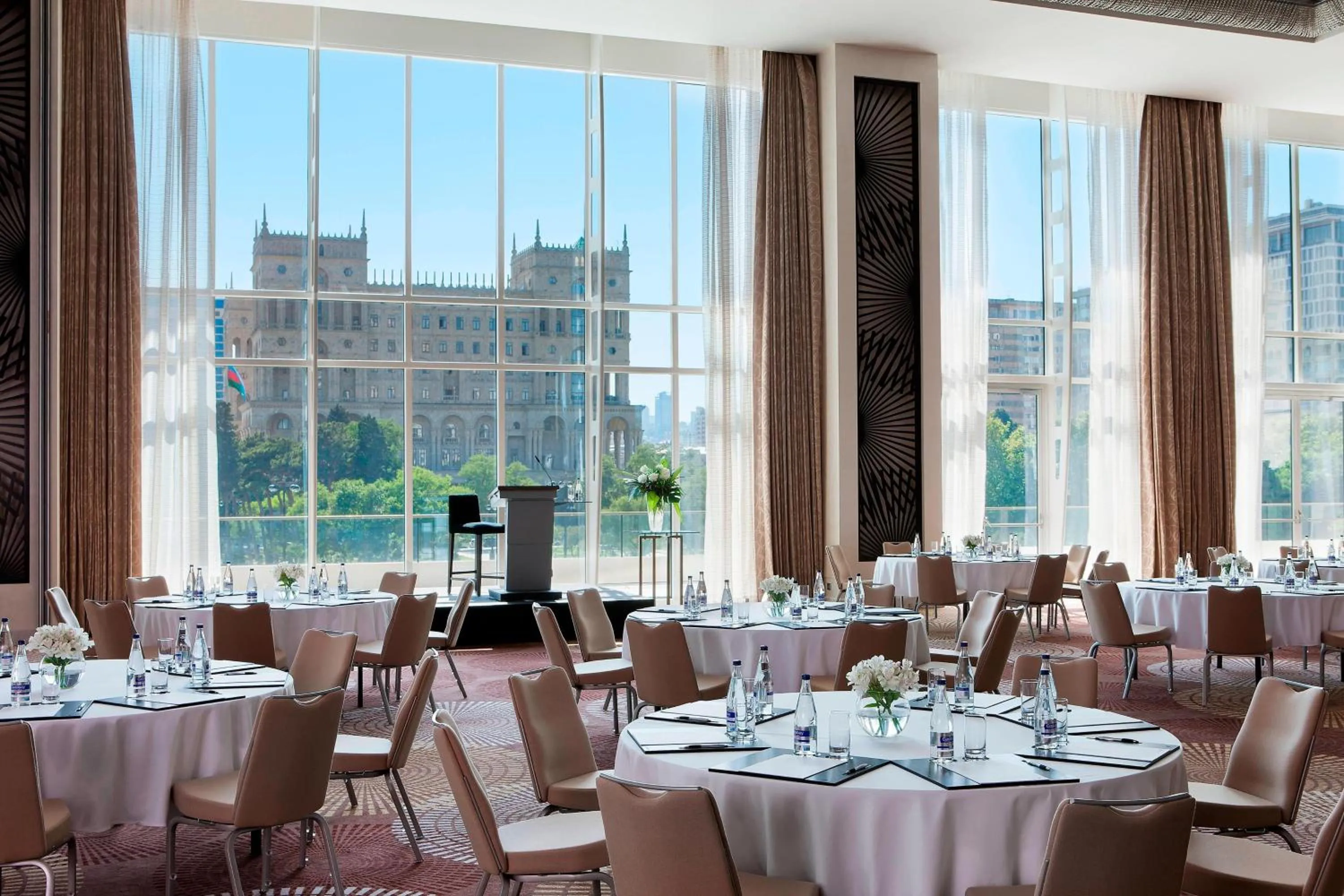 Lounge or bar in JW Marriott Absheron Baku Hotel